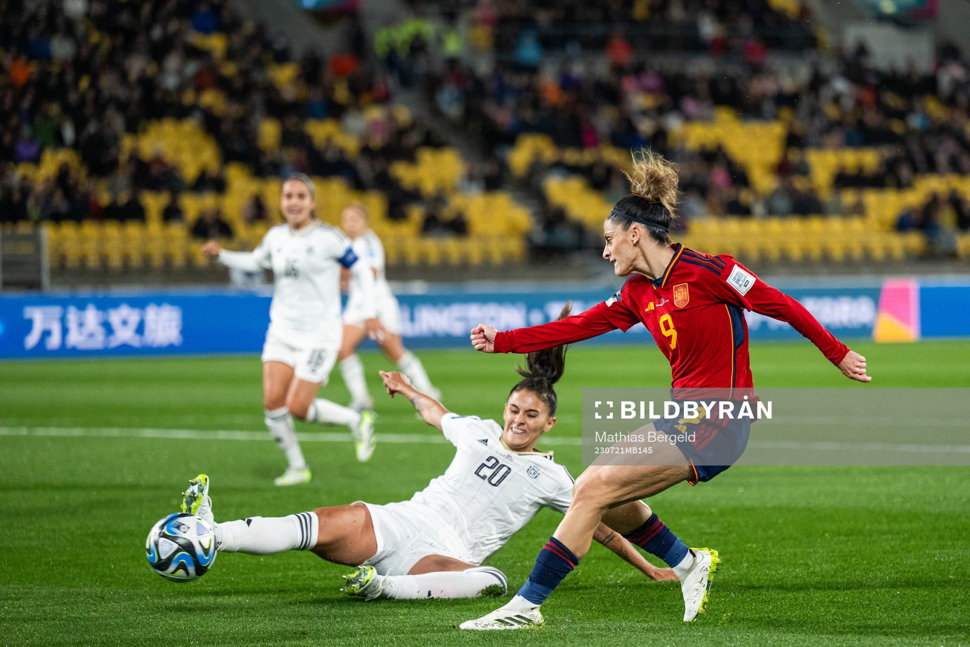 Fabiola Villalobos of Costa Rica and Esther Gonzalez of