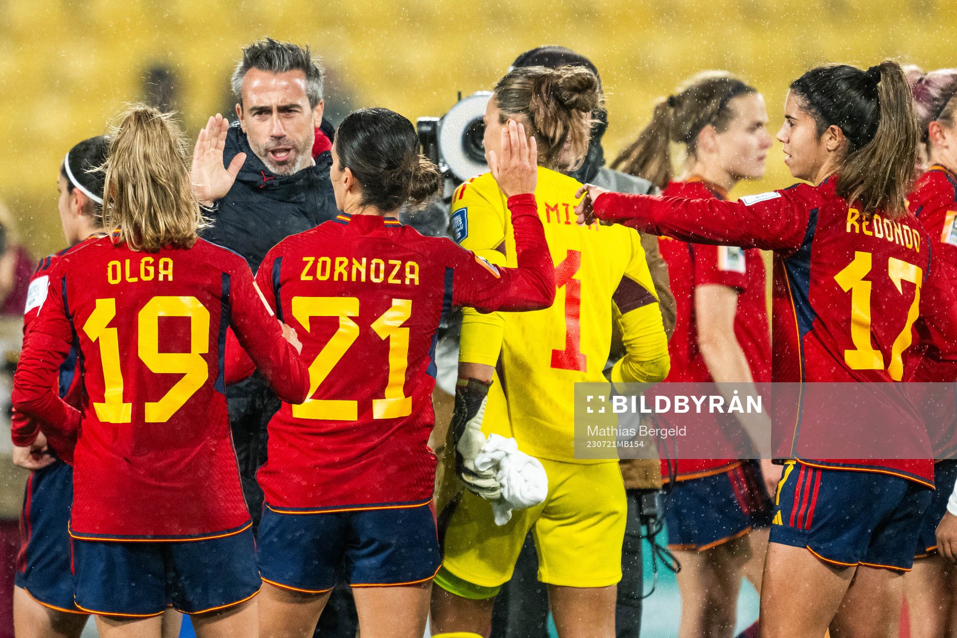 Head coach Jorge Vilda of Spain celebrates with players