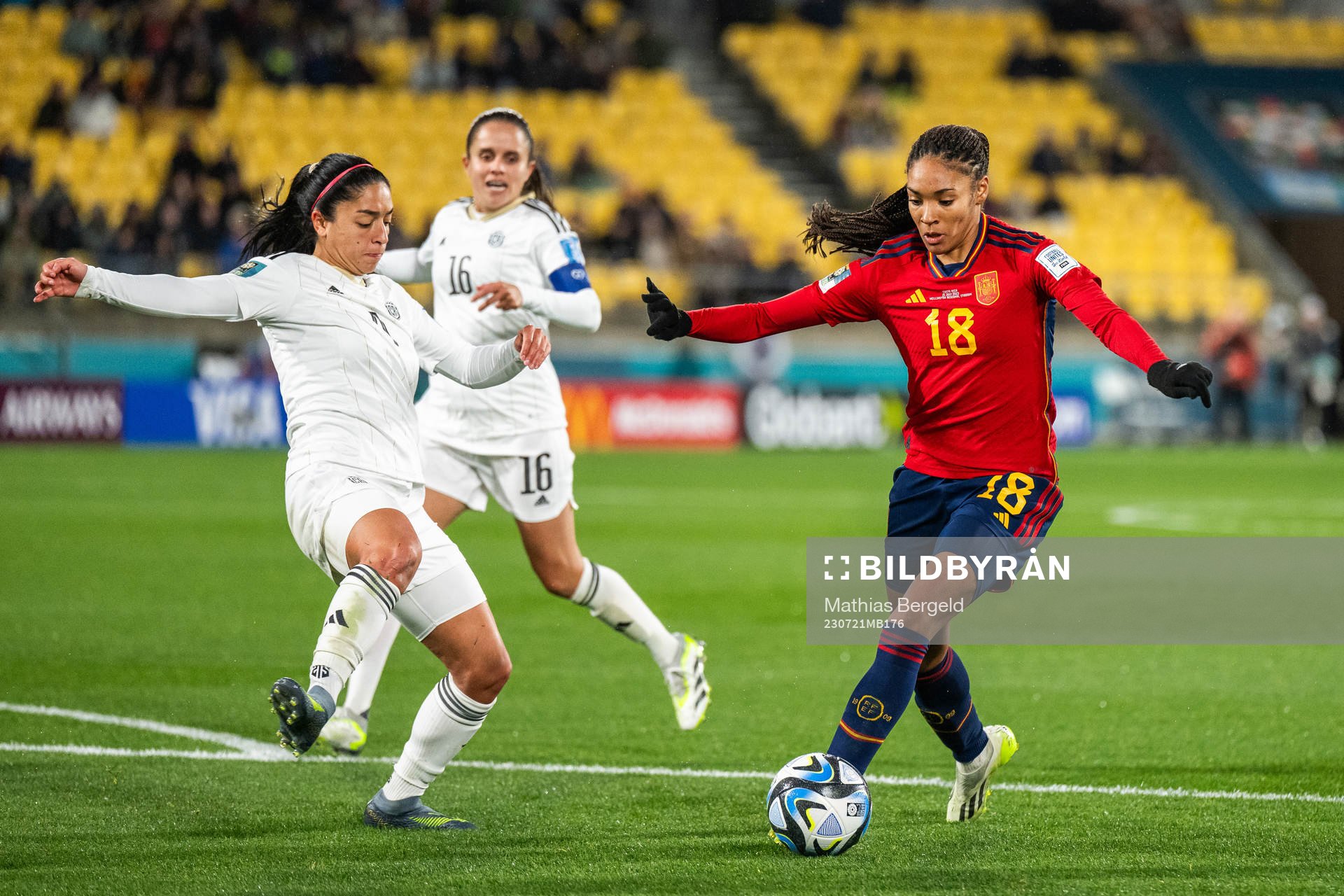 Mariana Benavides of Costa Rica and Salma Paralluelo of