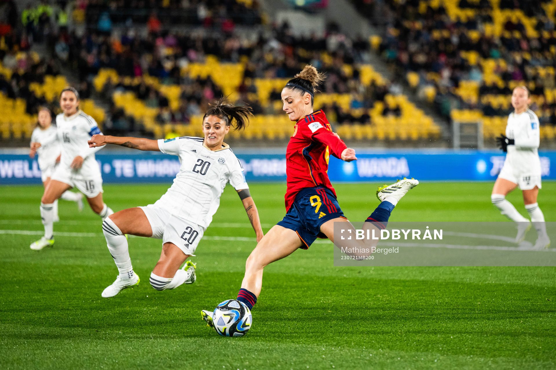 Fabiola Villalobos of Costa Rica and Esther Gonzalez of
