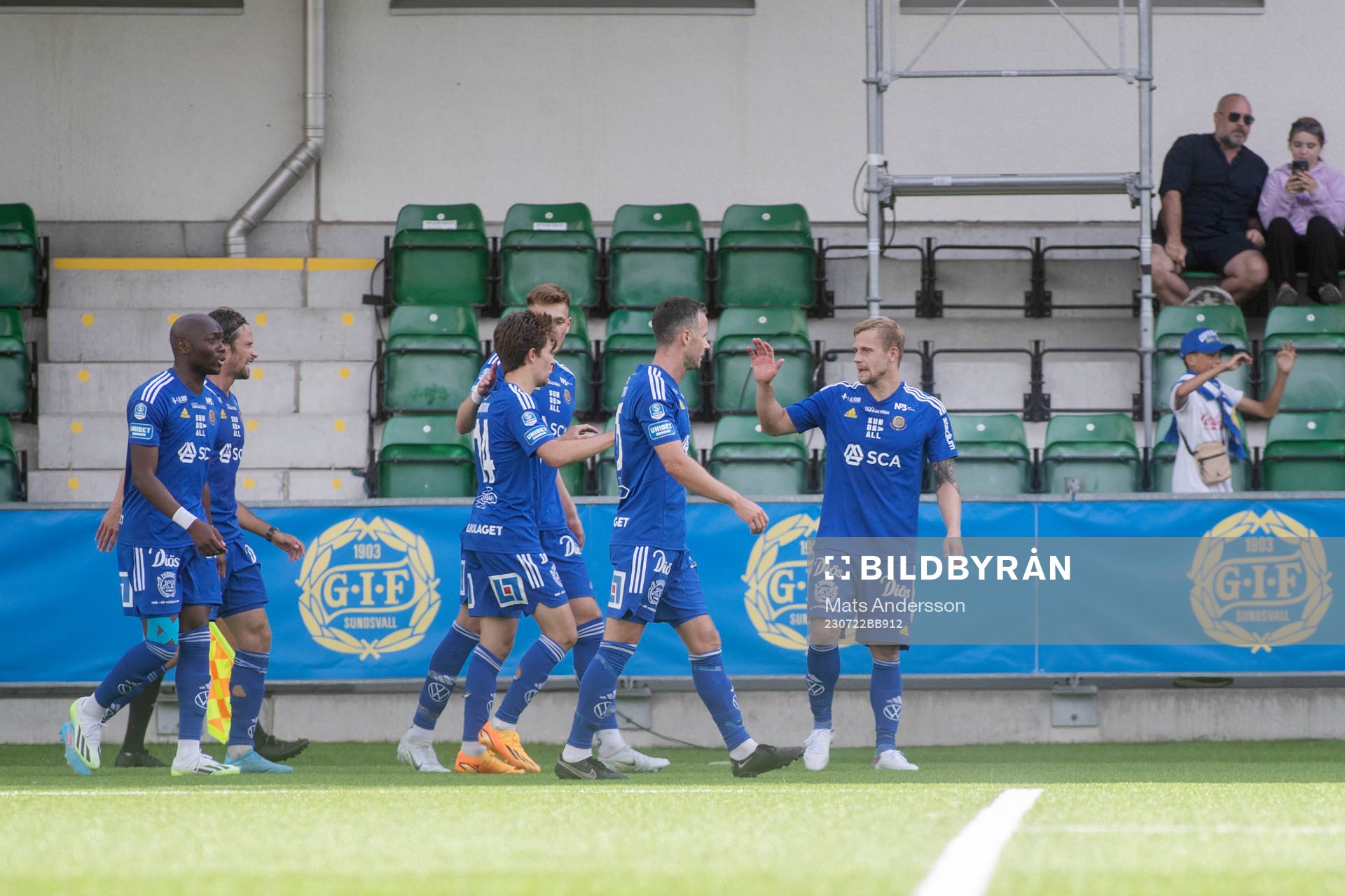 GIF Sundsvalls Erik Andersson jublar med lagkamrater