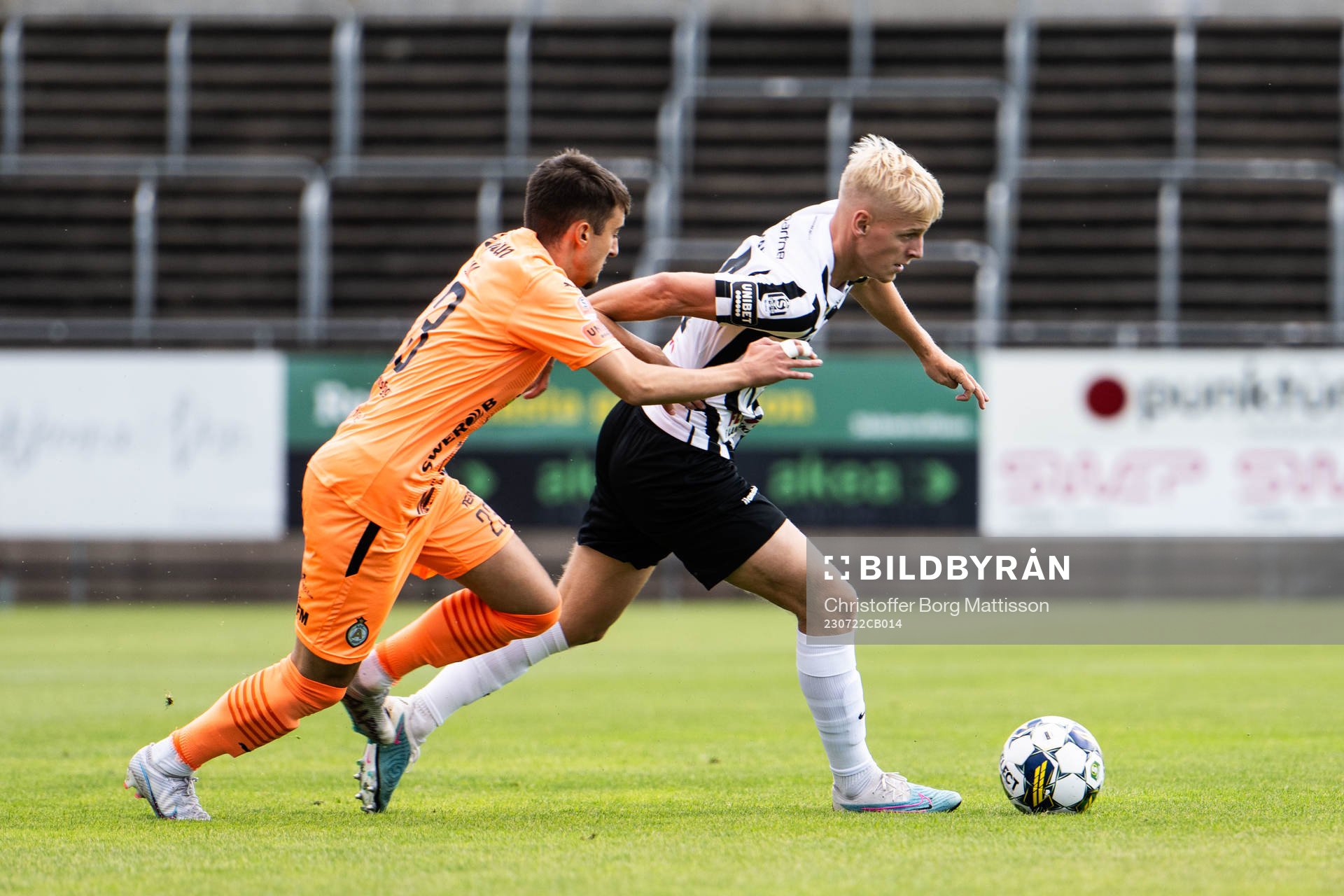 AFC Eskilstunas Armin Culum och Landskronas Emil Lindman