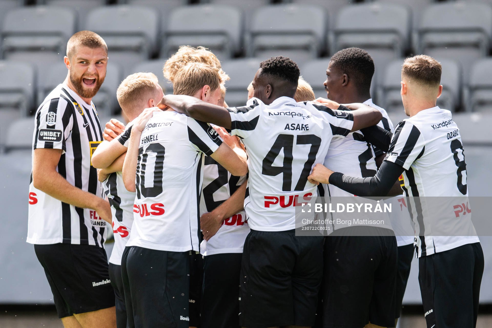 Landskronas Gustaf Bruzelius jublar med lagkamrater efter 0-1 under fotbollsmatchen i Superettan mellan Landskrona och AFC Eskilstuna den 22 juli 2023 i Landskrona.
