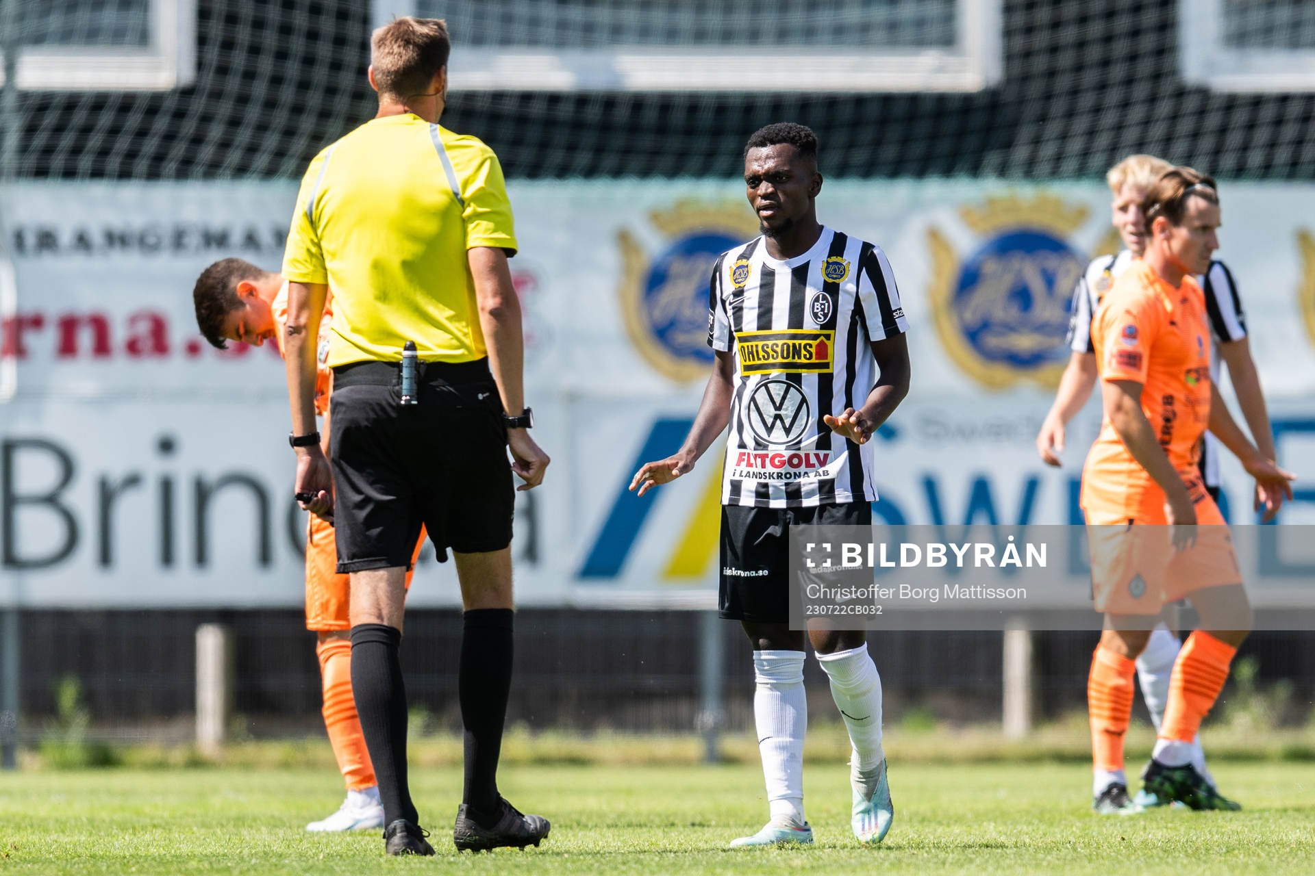 Landskronas Kofi Asare i diskussion med Domare Magnus