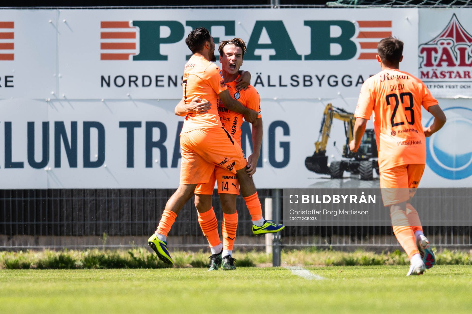 AFC Eskilstunas Oskar Lindberg jublar med lagkamrater