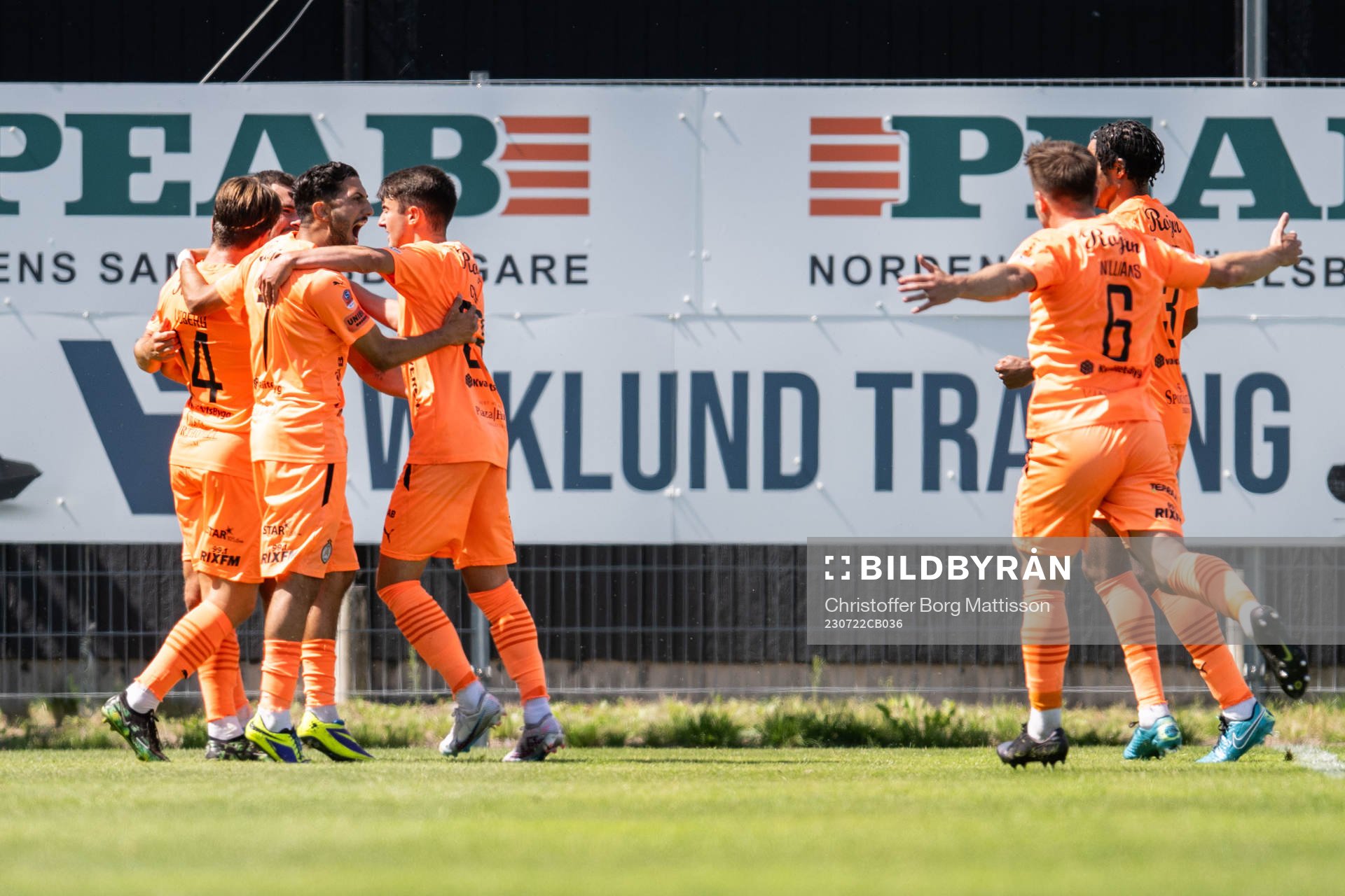 AFC Eskilstunas Oskar Lindberg jublar med lagkamrater