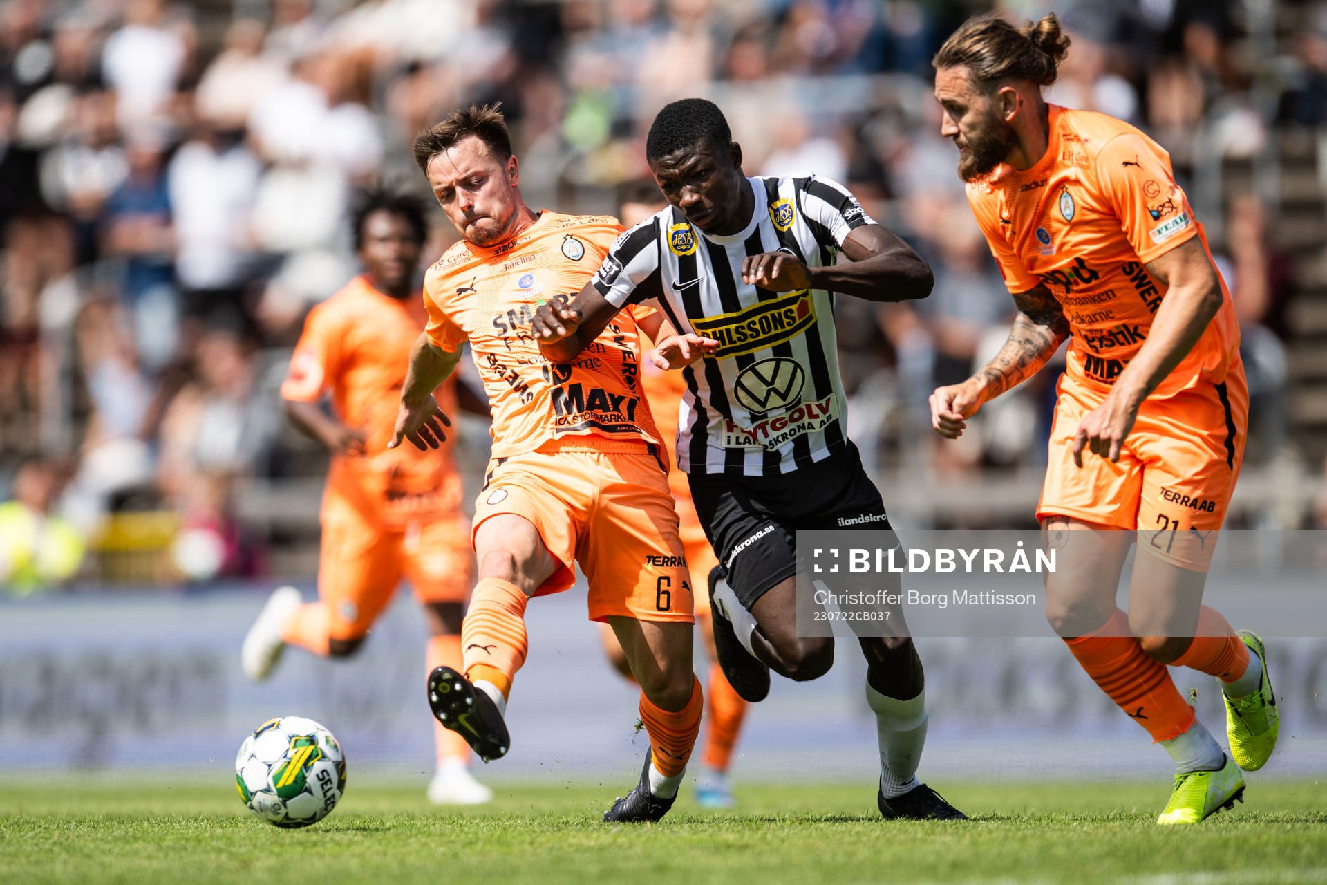 AFC Eskilstunas Ryan Williams och Ali Suljic mot