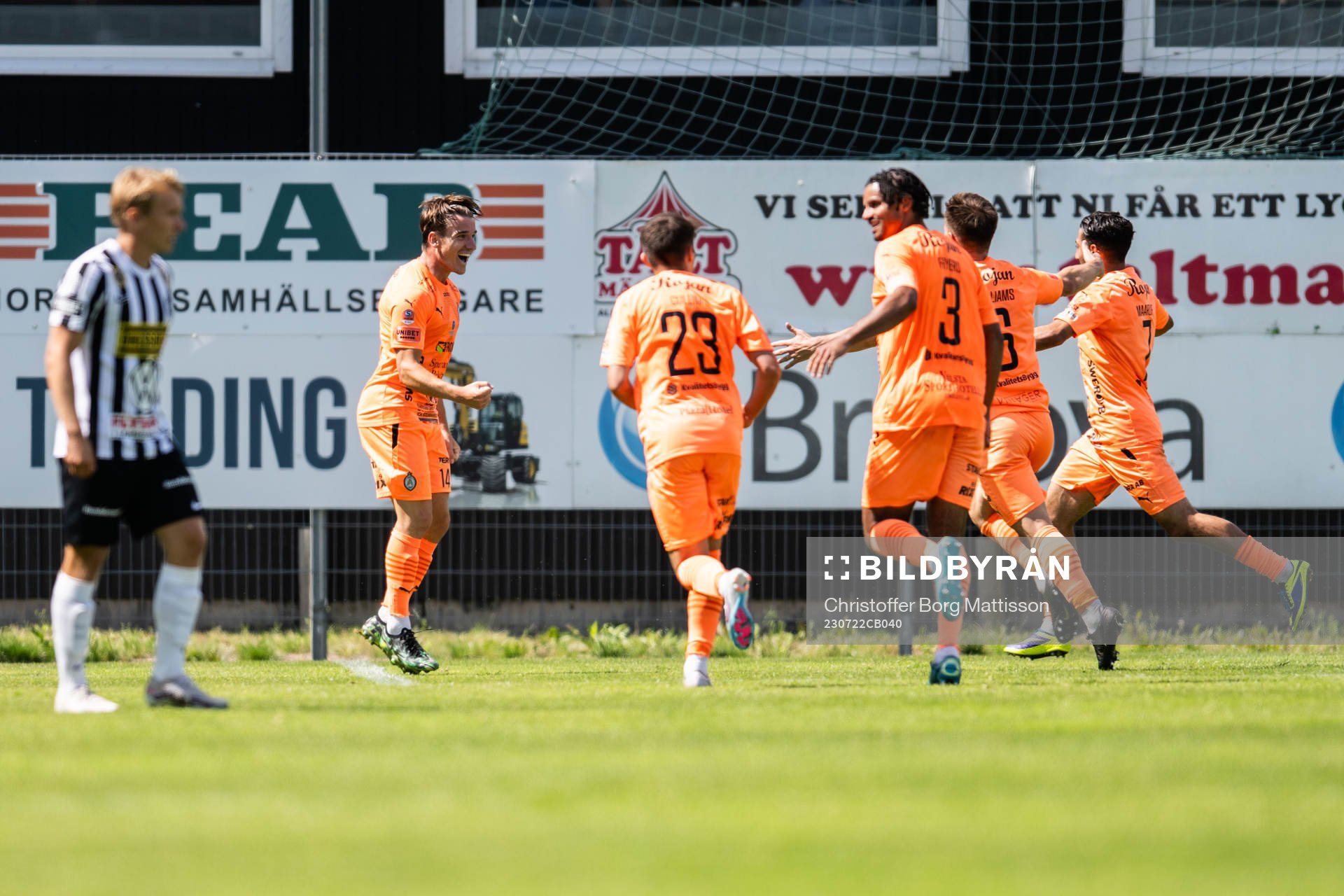 AFC Eskilstunas Oskar Lindberg jublar med lagkamrater