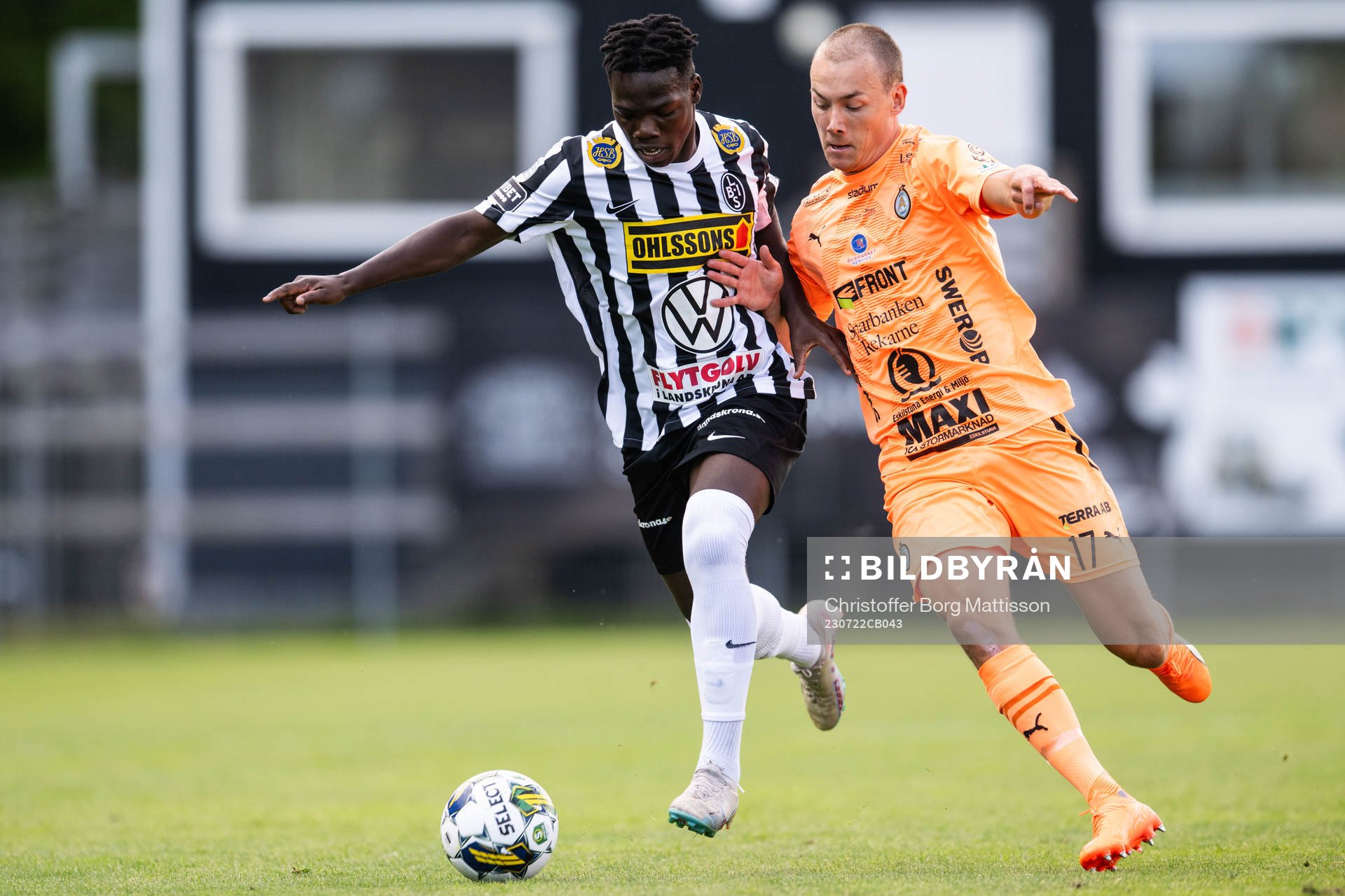 Landskronas Xavier Odhiambo och AFC Eskilstunas Anton