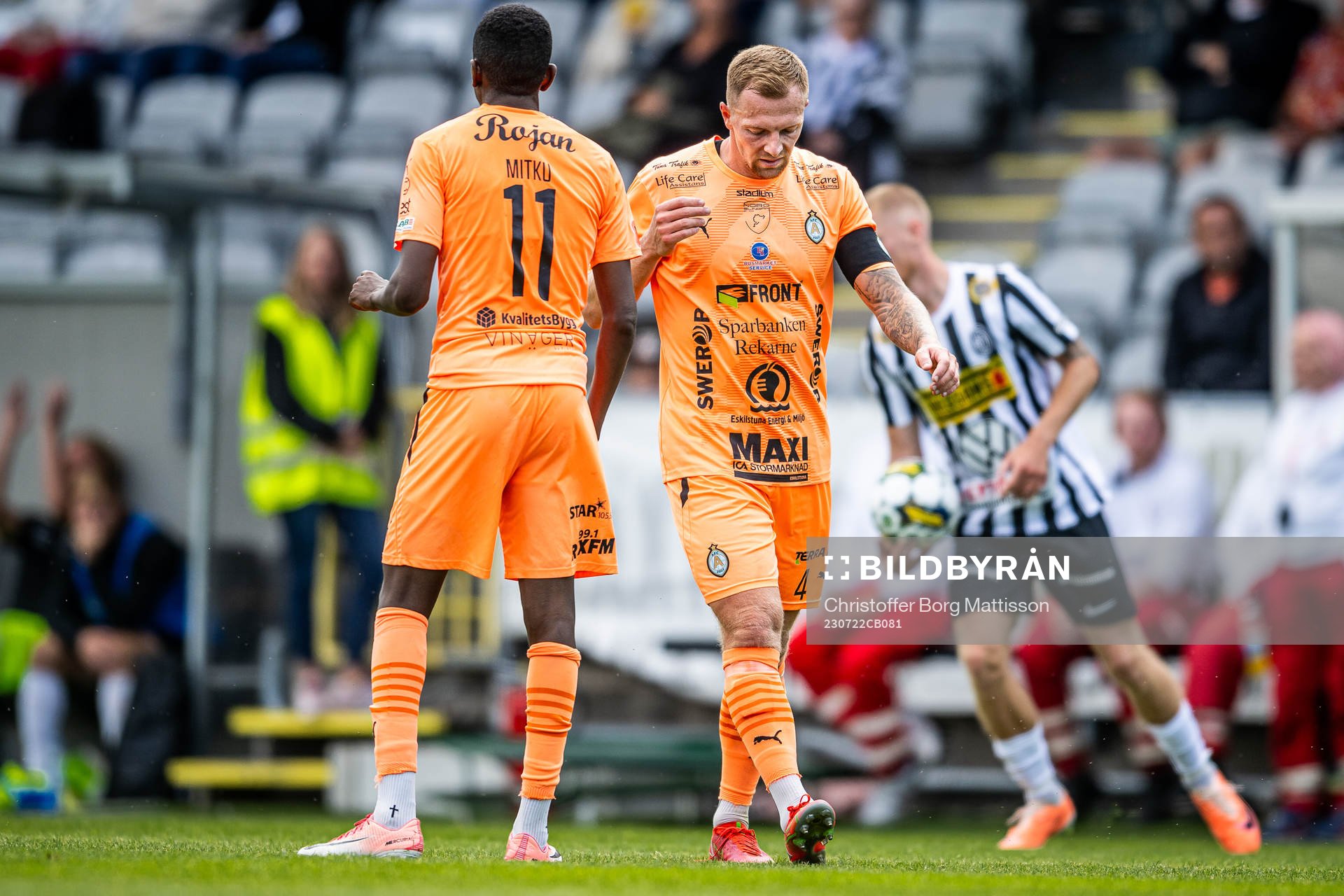 AFC Eskilstunas Mattias Mitku och Jesper Modig deppar