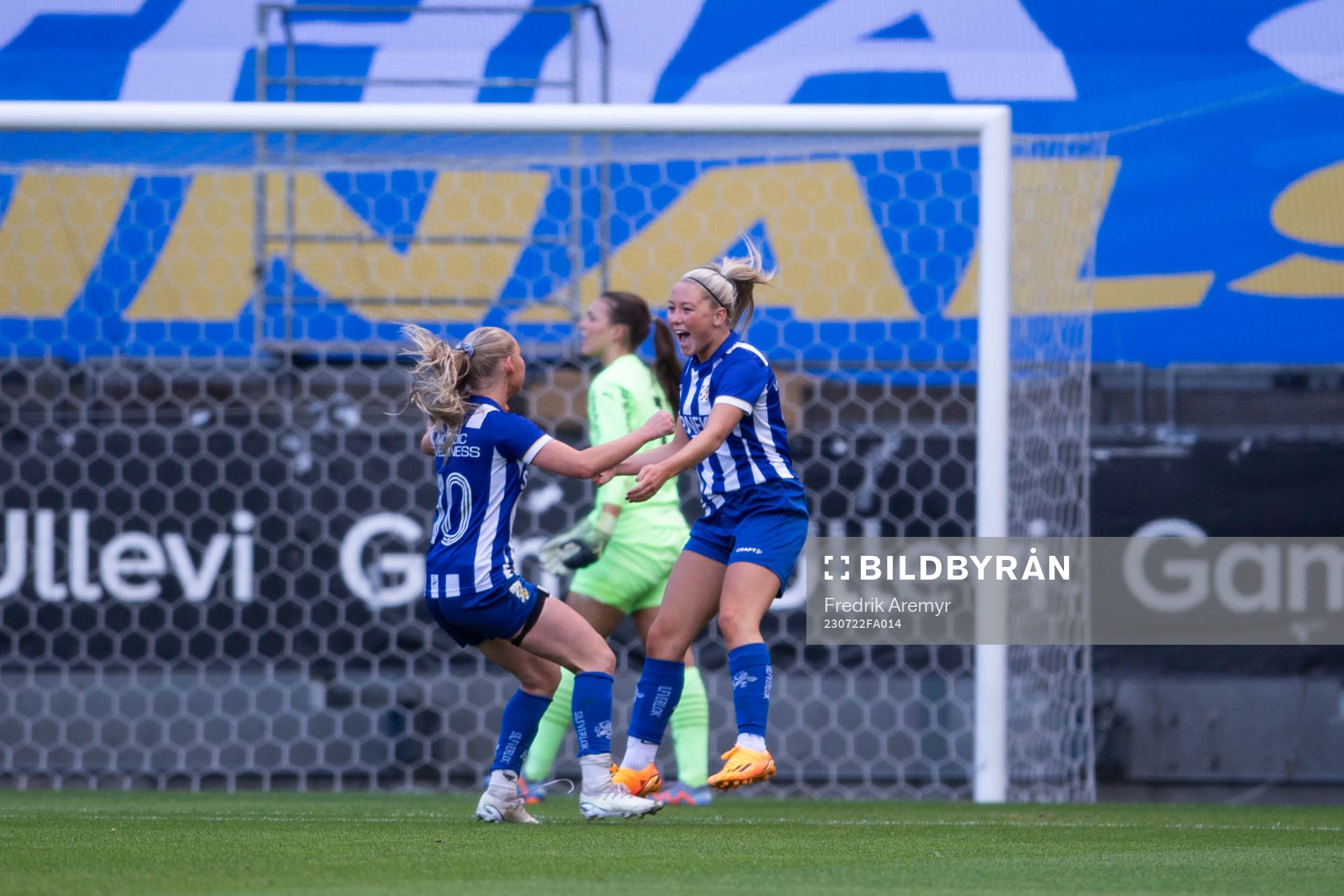 IFK Göteborgs Leia Molund och Ebba Fjordskär jublar