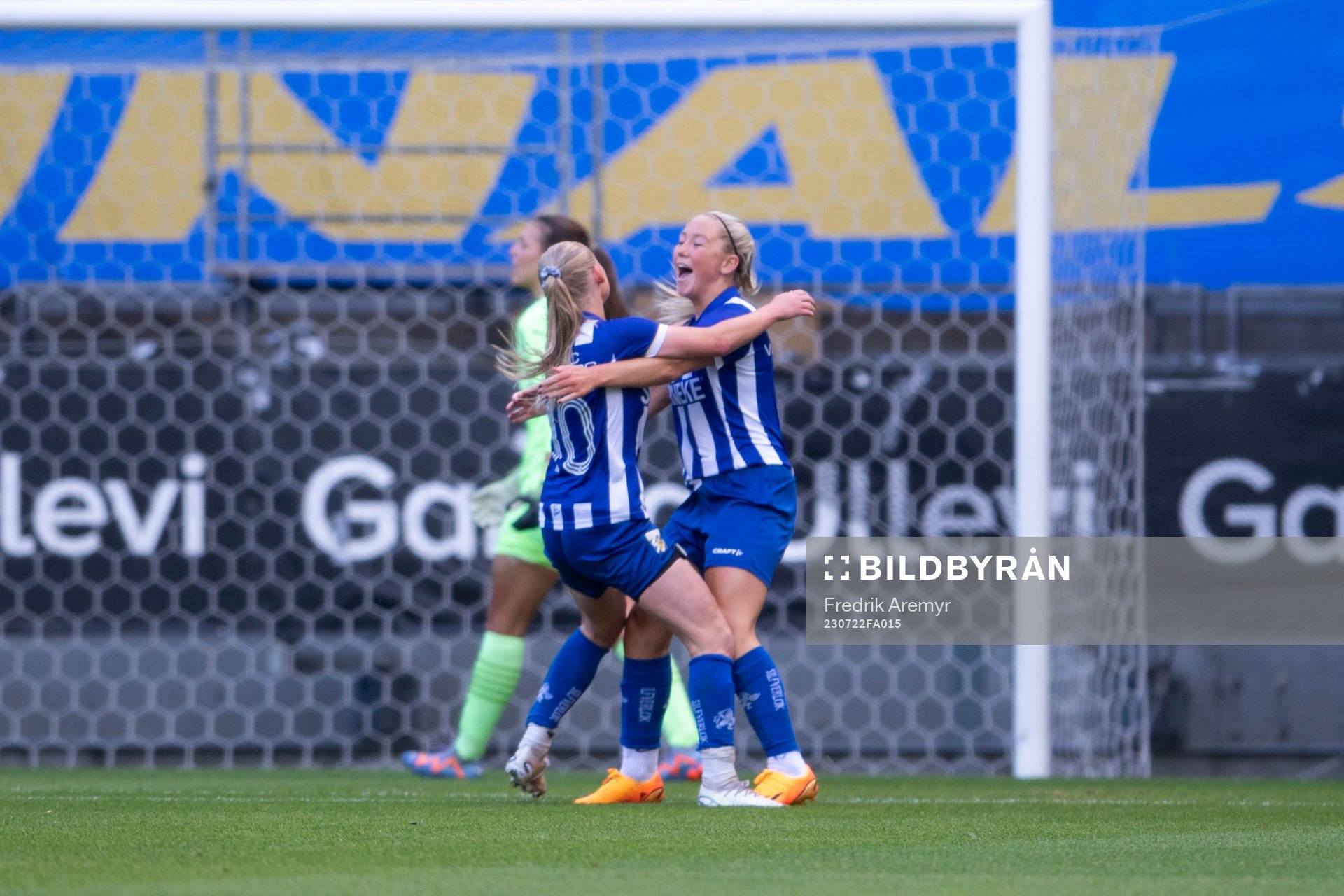 IFK Göteborgs Leia Molund och Ebba Fjordskär jublar