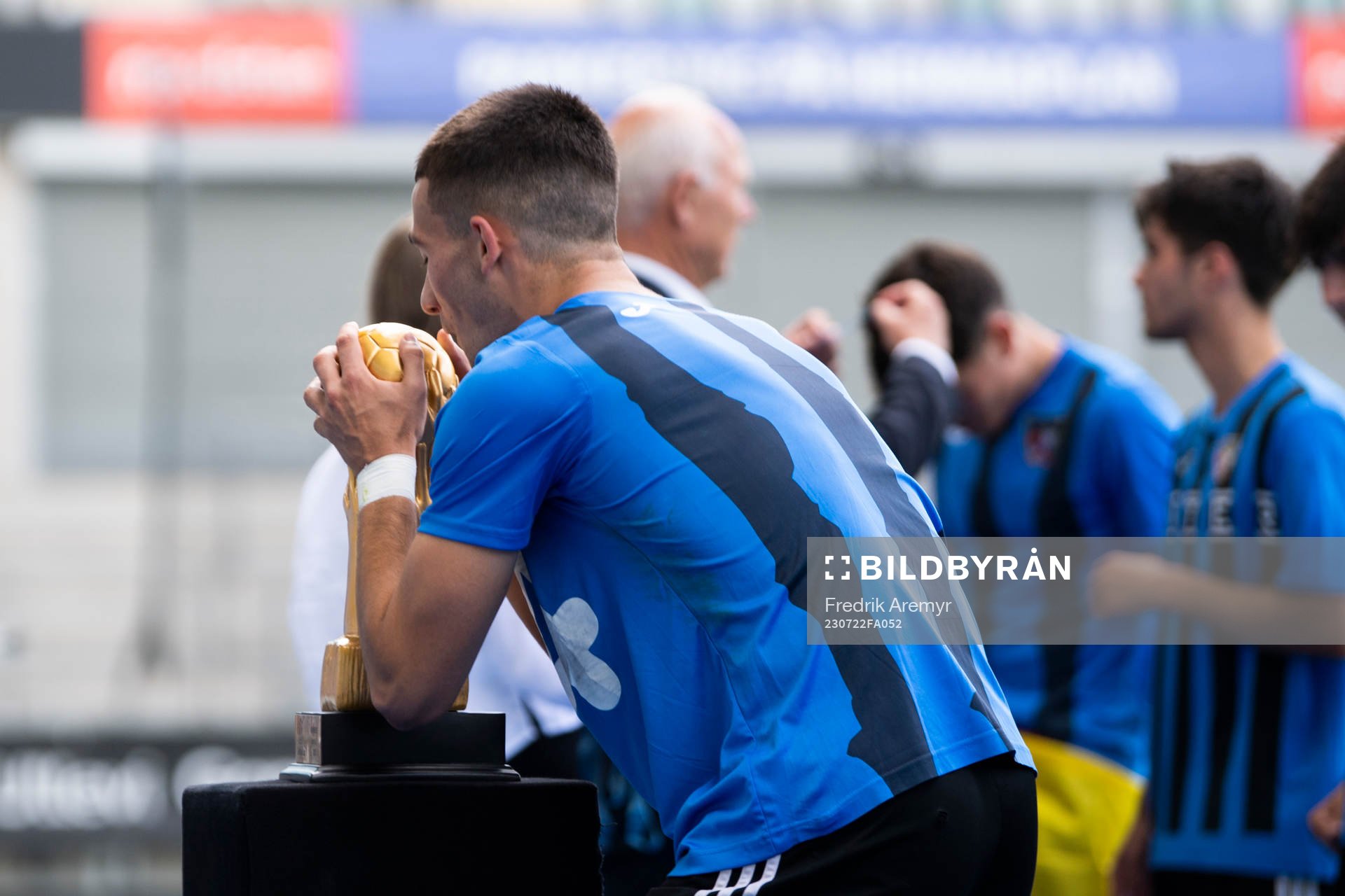 En spelare i CD Inter Vista Alegres kysser pokalen efter segern i finalen i B17 under Gothia Cup den 22 juli 2023 i Göteborg. 
