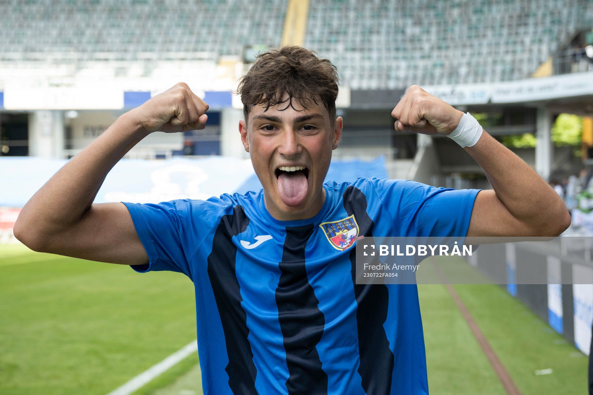 En spelare i CD Inter Vista Alegres jublar efter segern i finalen i  B17 under Gothia Cup den 22 juli 2023 i Göteborg. 
