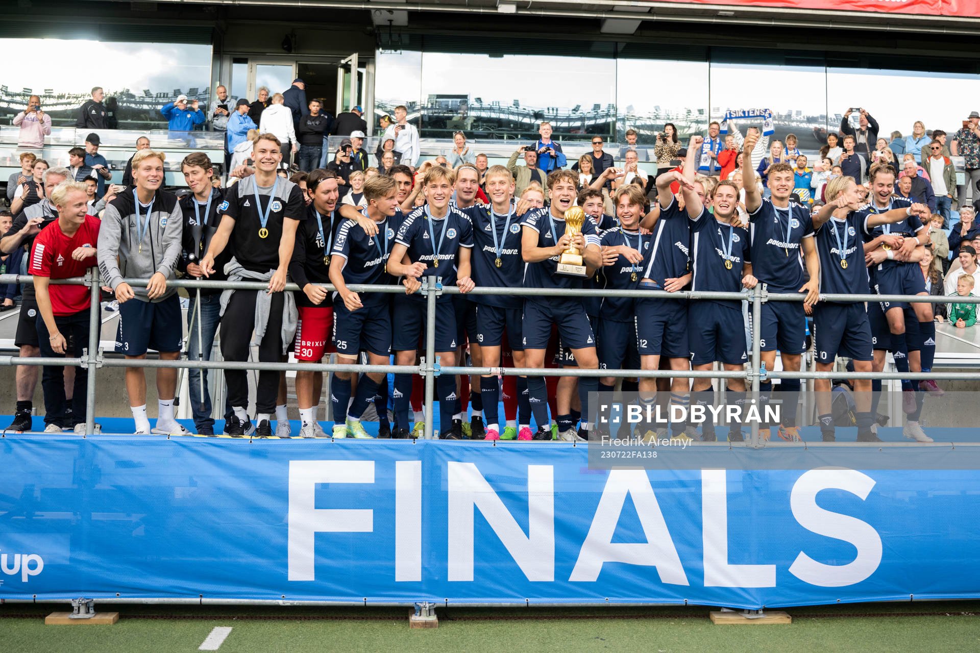 Spelarna i Utsikten jublar efter finalen i  B18 under Gothia Cup finalerna den 22 juli 2023 i Göteborg. 
