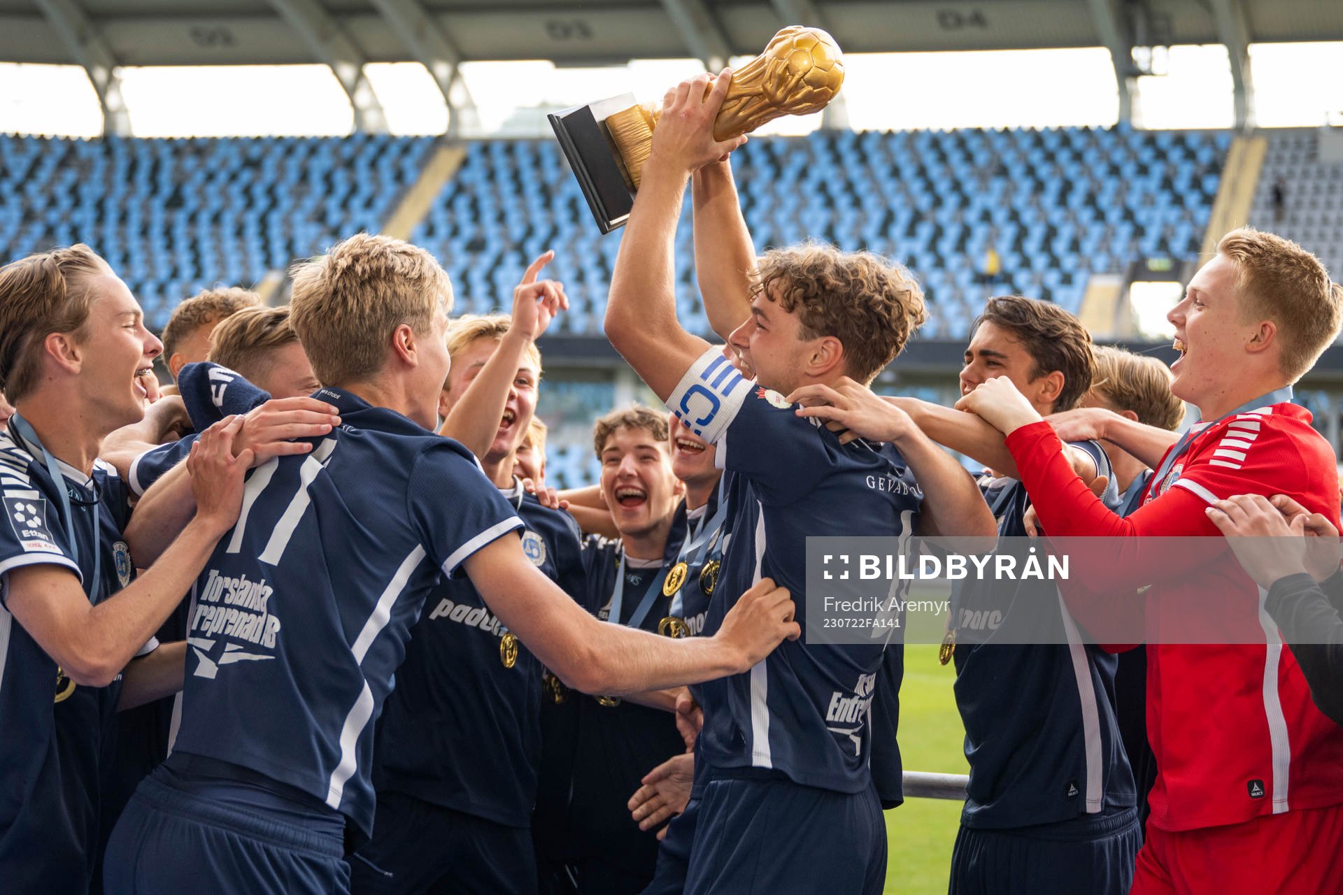 Spelarna i Utsikten jublar