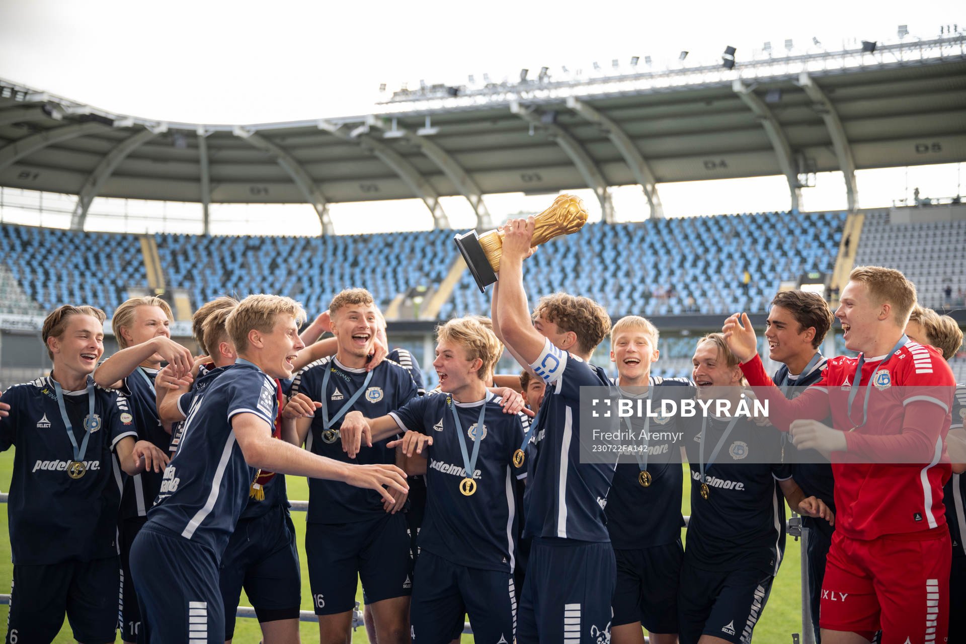 Spelarna i Utsikten jublar