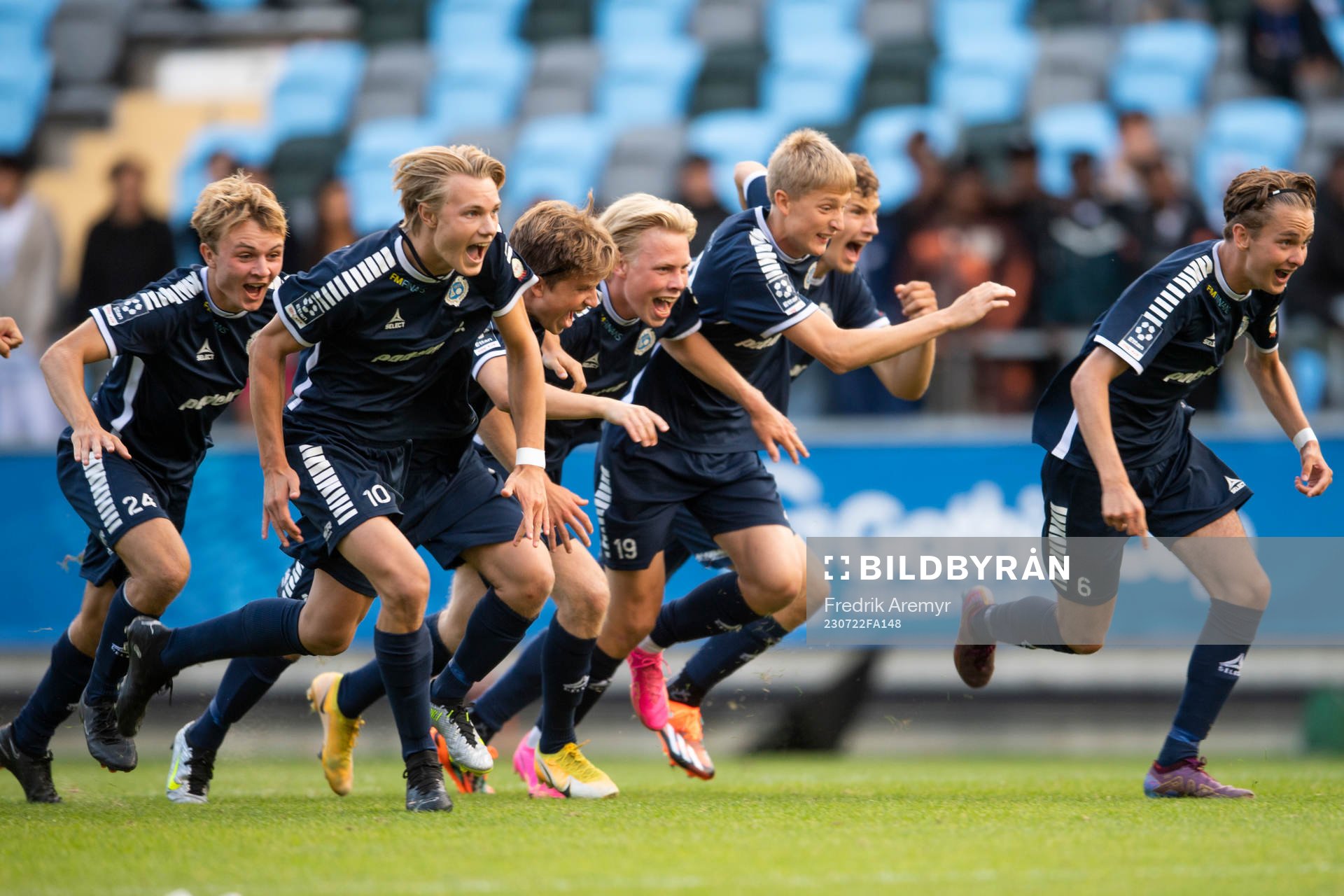 Spelarna i Utsikten jublar