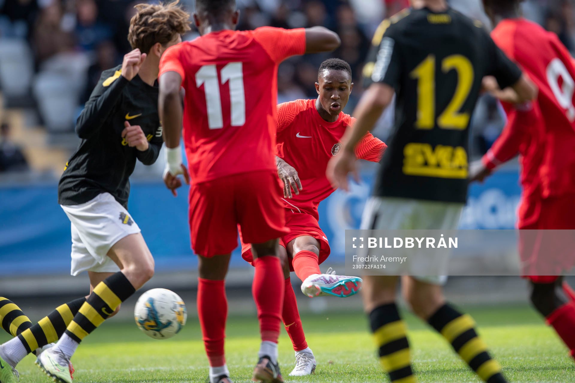 En spelare i Right To Dream skjuter under finalen i B17E under Gothia Cup den 22 juli 2023 i Göteborg. 
