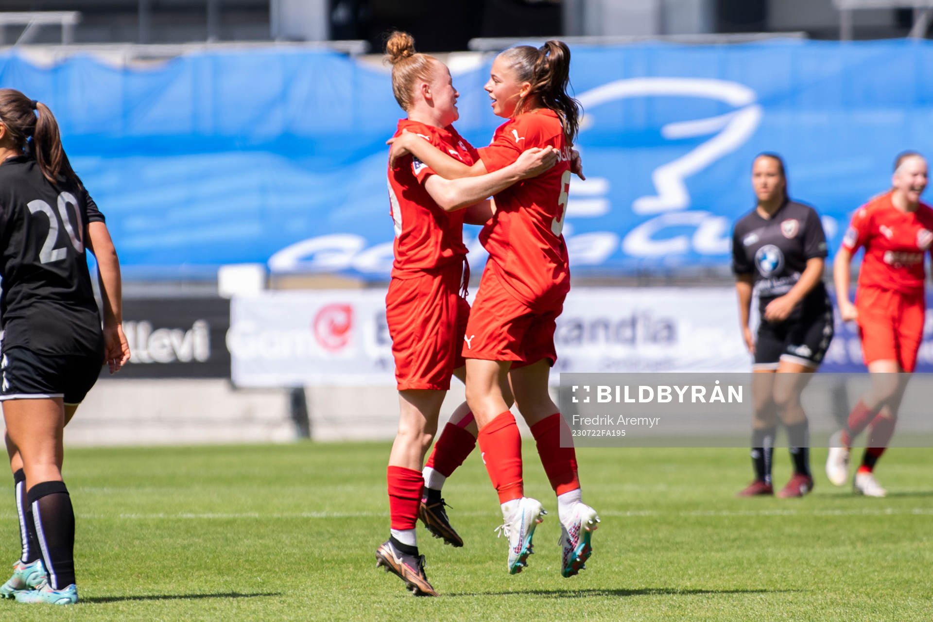 spelare i SV Eutingen jublar