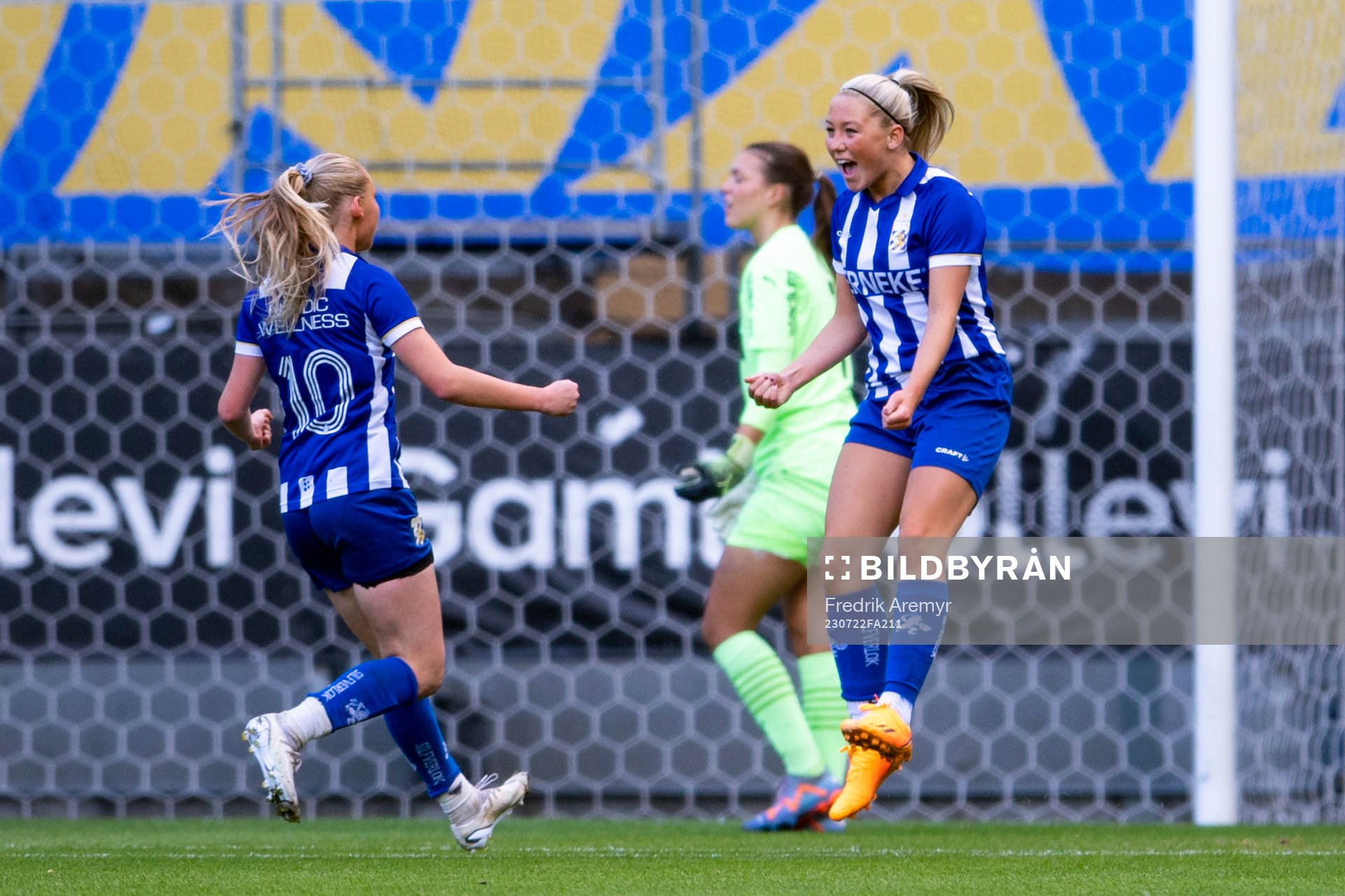IFK Göteborgs Leia Molund och Ebba Fjordskär  jublar