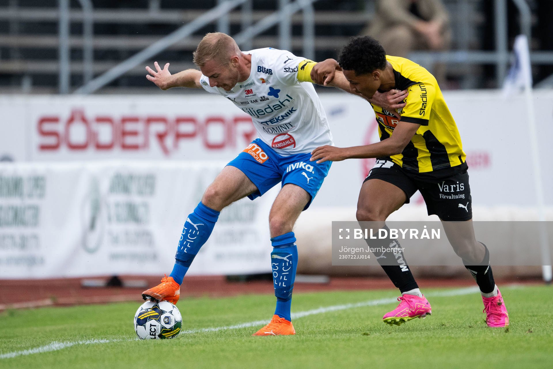 Värnamos Freddy Winsth och Häckens Momodou Lamin Sonko
