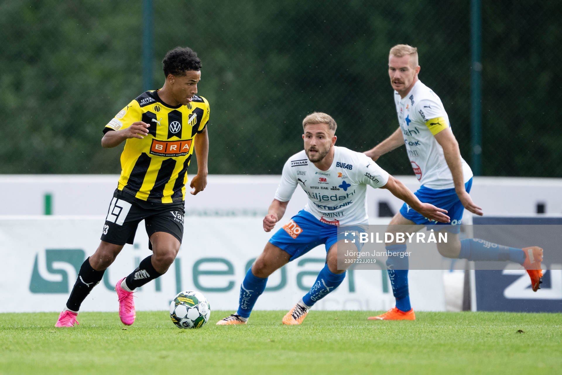 Häckens Momodou Lamin Sonko och Värnamos Albion Ademi