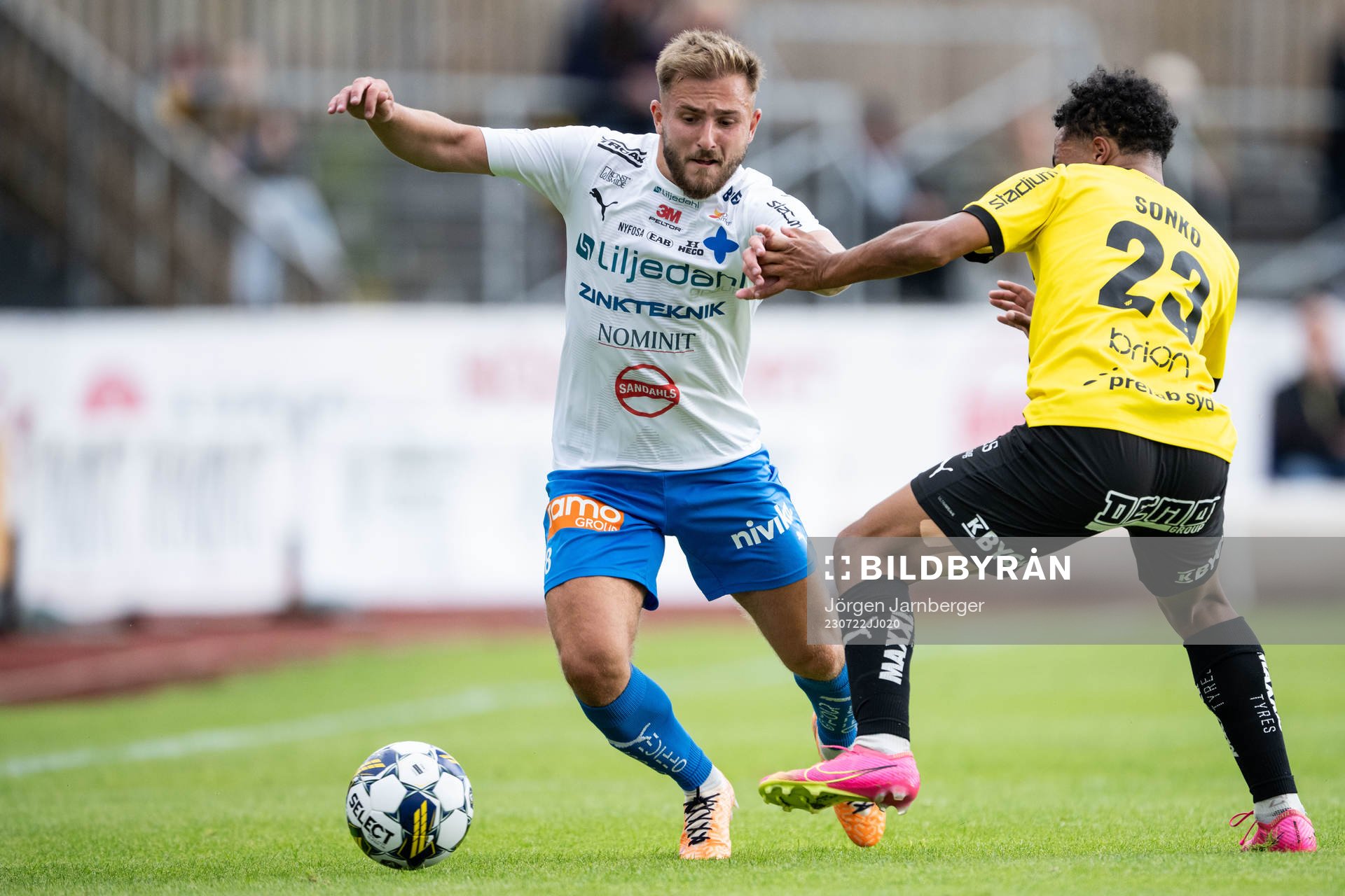 Värnamos Albion Ademi och Häckens Momodou Lamin Sonko