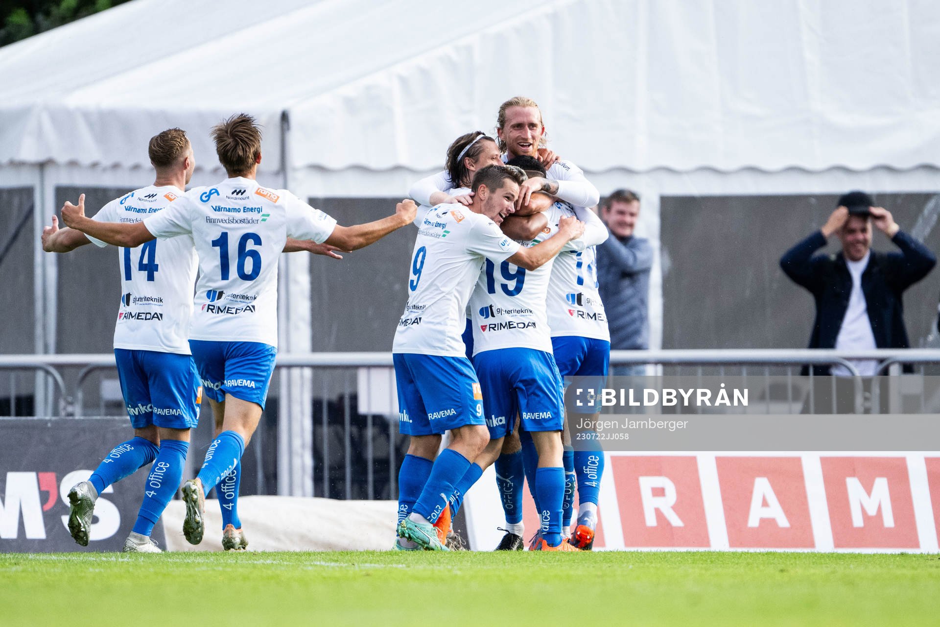 Värnamos Simon Thern jublar med lagkamrater