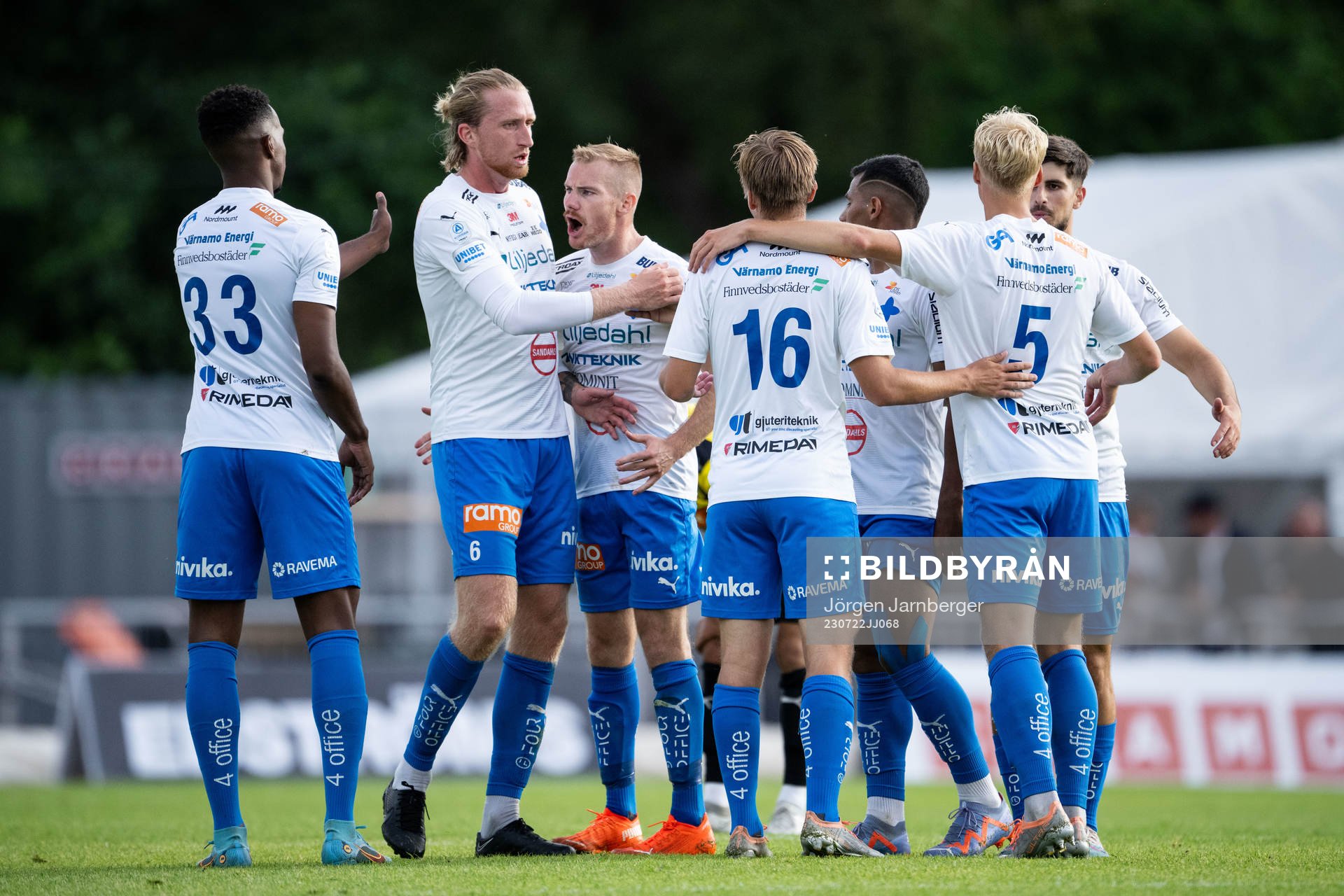 Värnamos spelare jublar