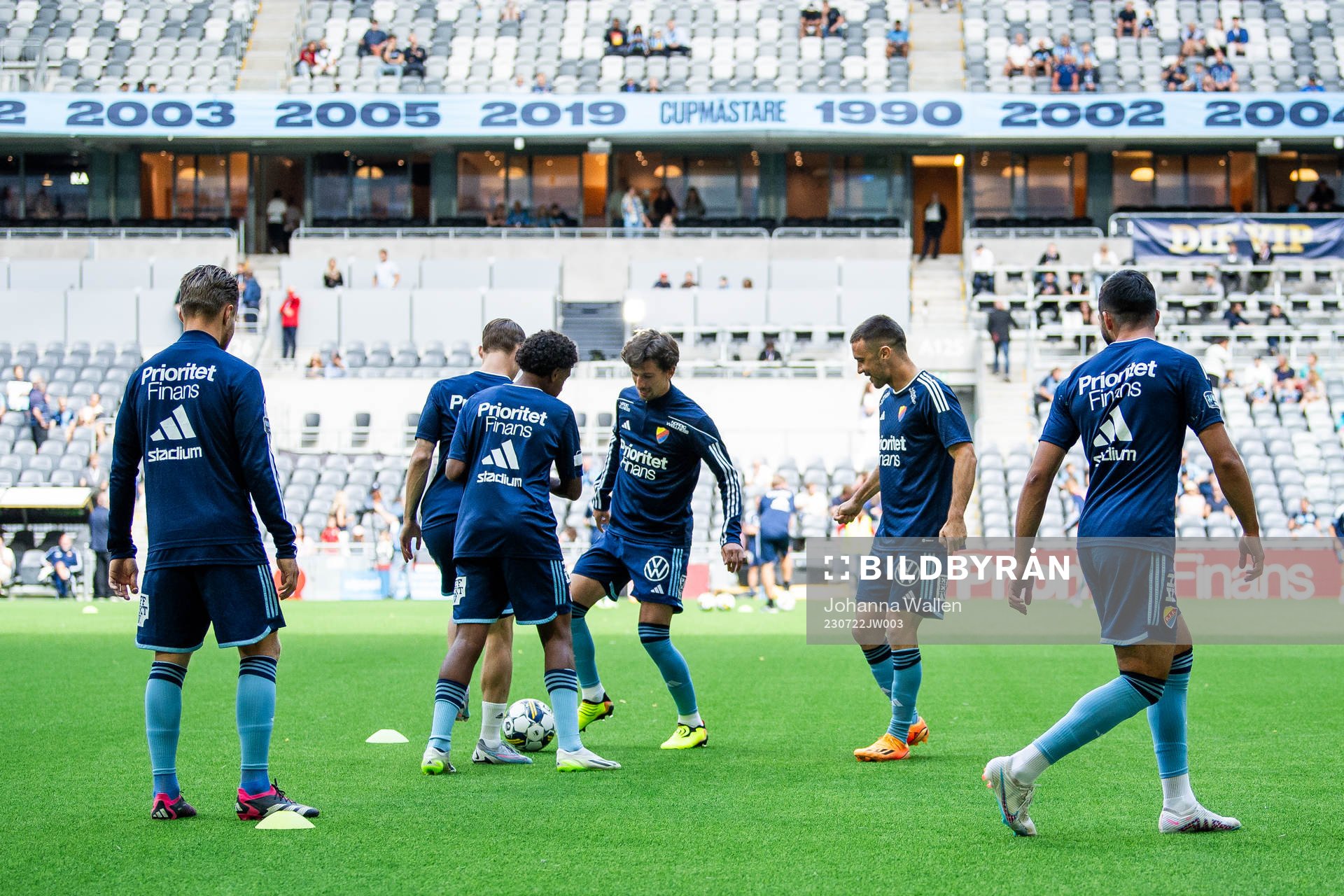 Djurgårdens spelare värmer upp