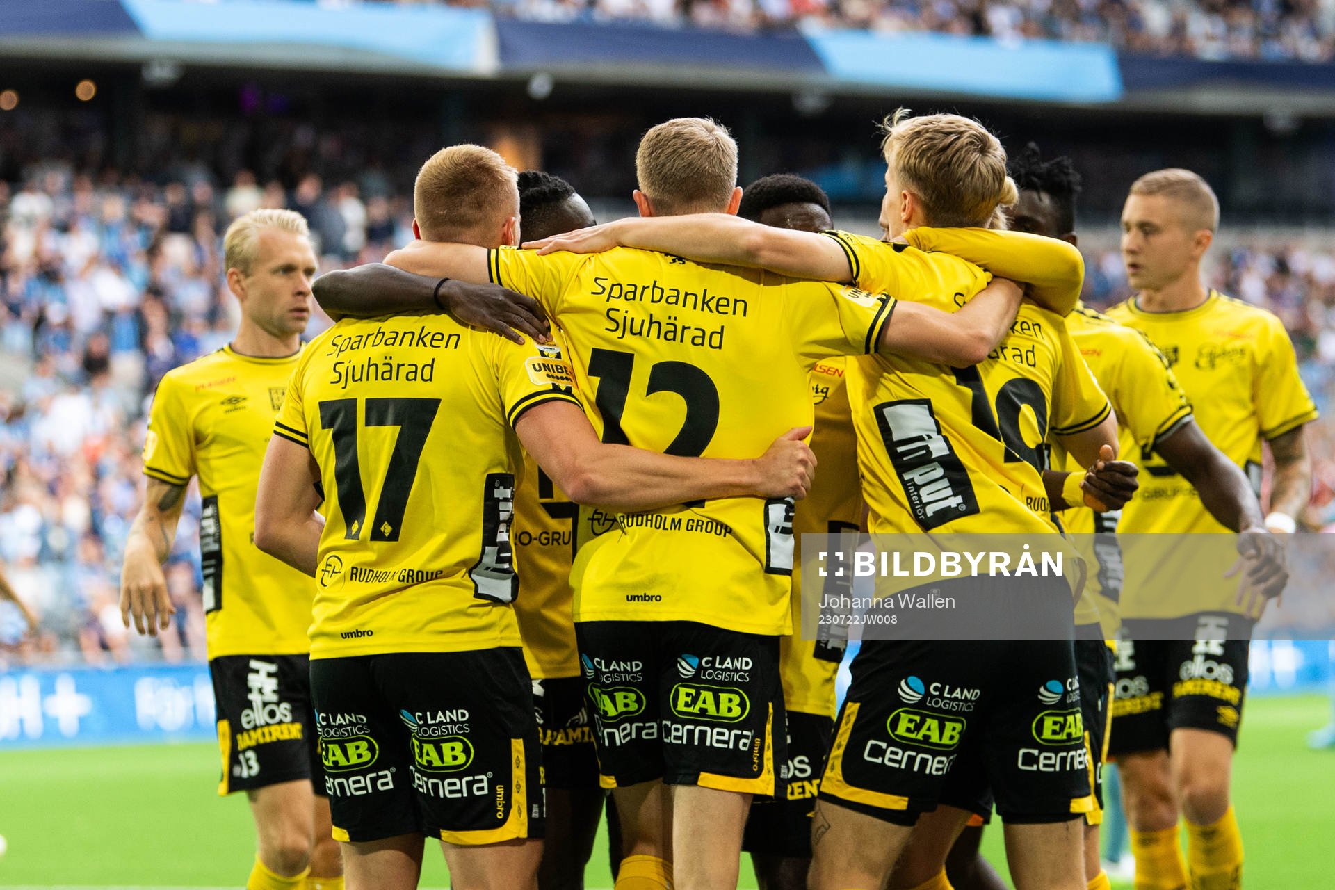 Elfsborgs Alexander Bernhardsson jublar med lagkamrater efter 0-1 under fotbollsmatchen i Allsvenskan mellan Djurgården och Elfsborg den 22 juli 2023 i Stockholm.
