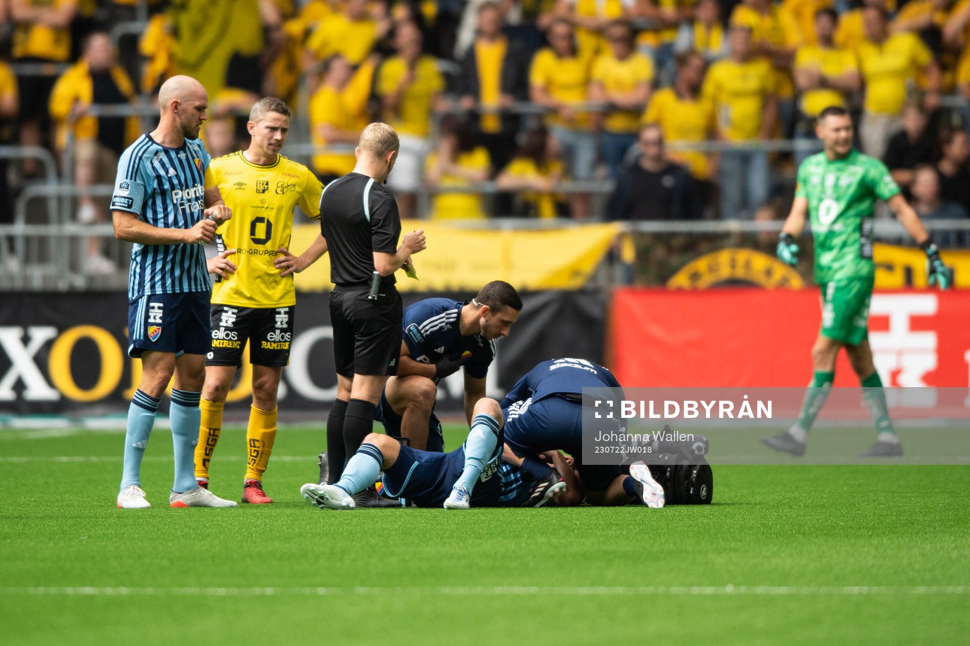 Djurgårdens Hampus Finndell har ont och får vård under fotbollsmatchen i Allsvenskan mellan Djurgården och Elfsborg den 22 juli 2023 i Stockholm.