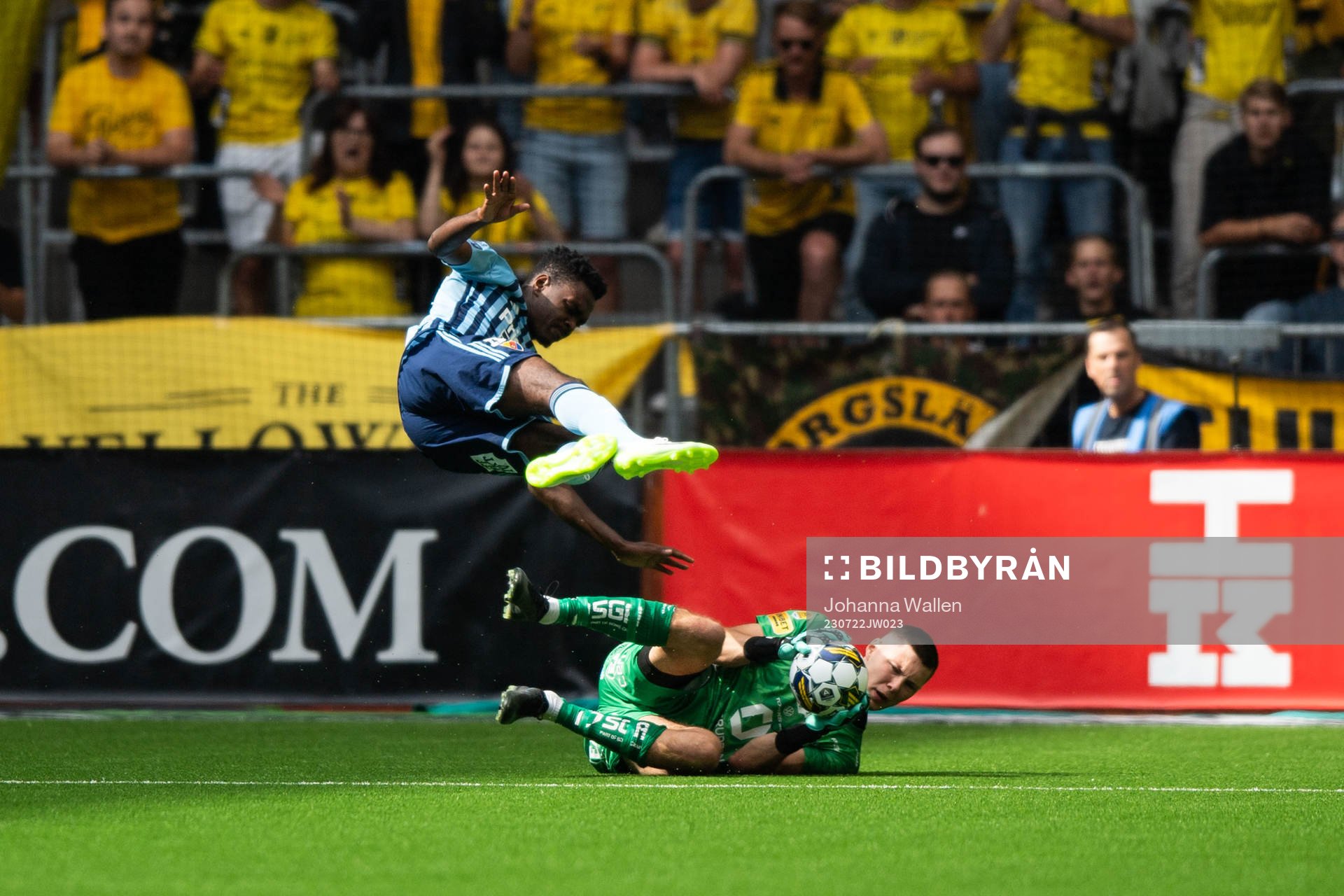 Djurgårdens Joel Asoro och Elfsborgs målvakt Hakon