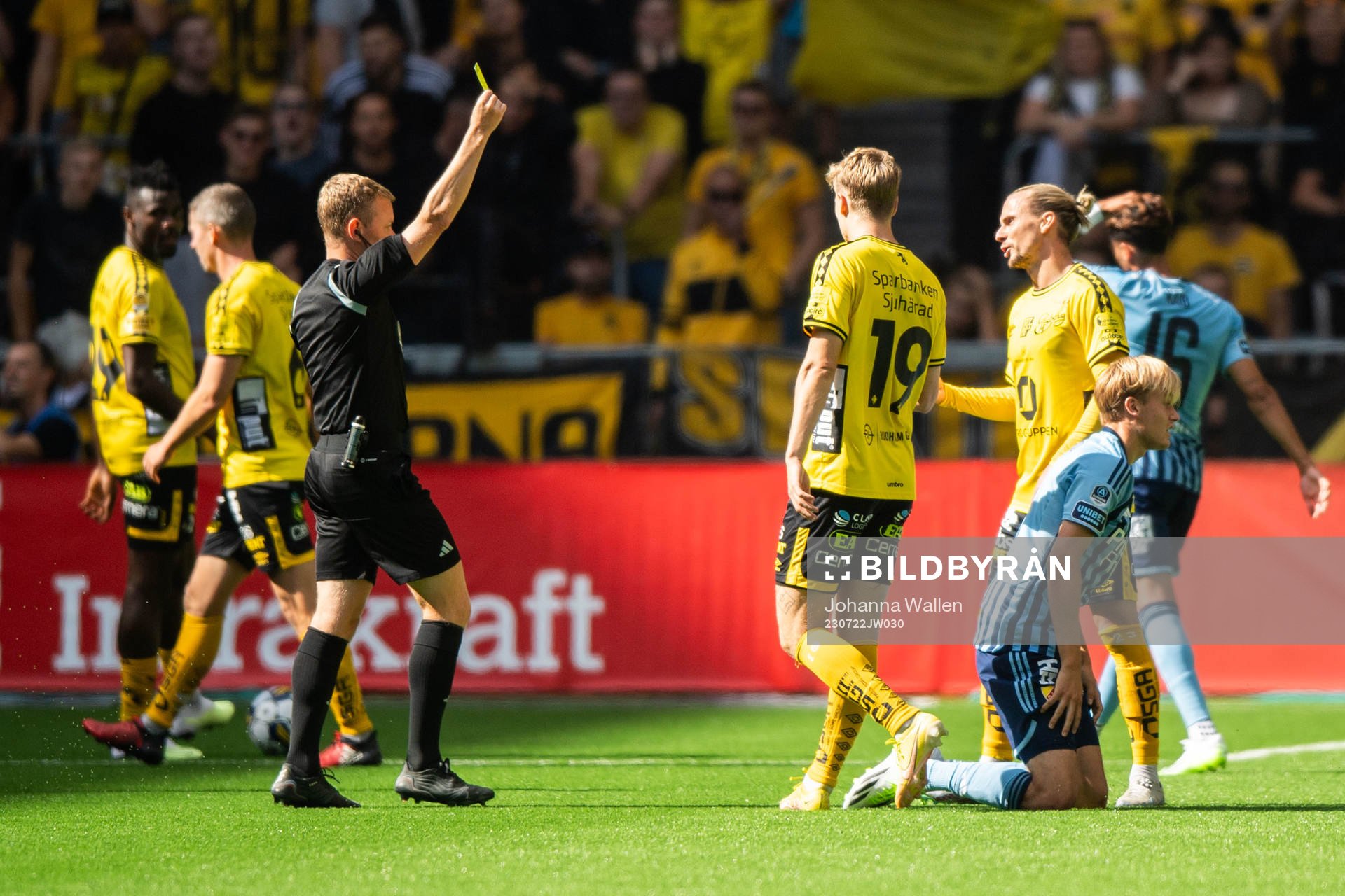 Elfsborgs Niklas Hult tilldelas gult kort av Domare Fredrik