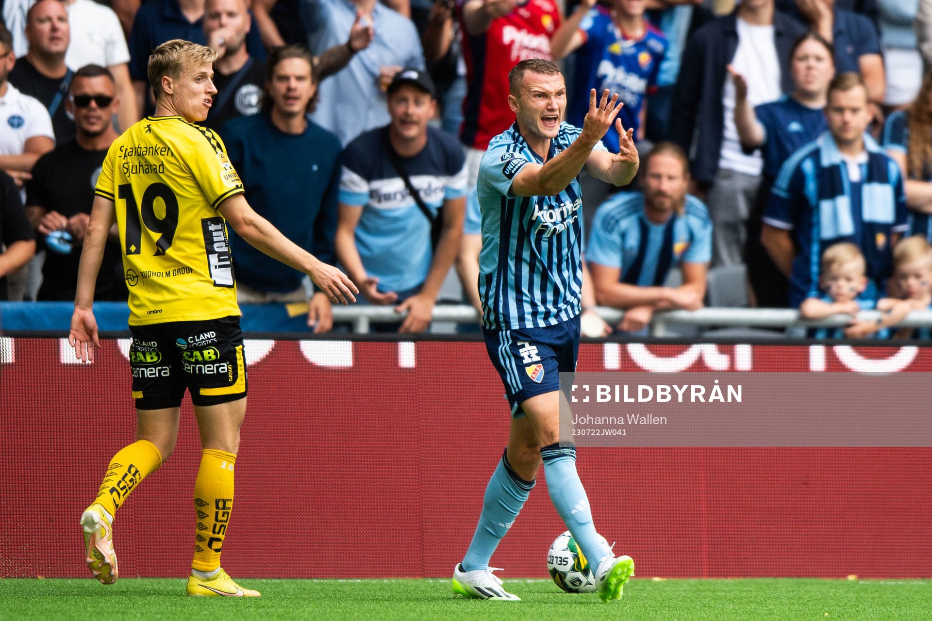 Djurgårdens Piotr Johansson reagerar