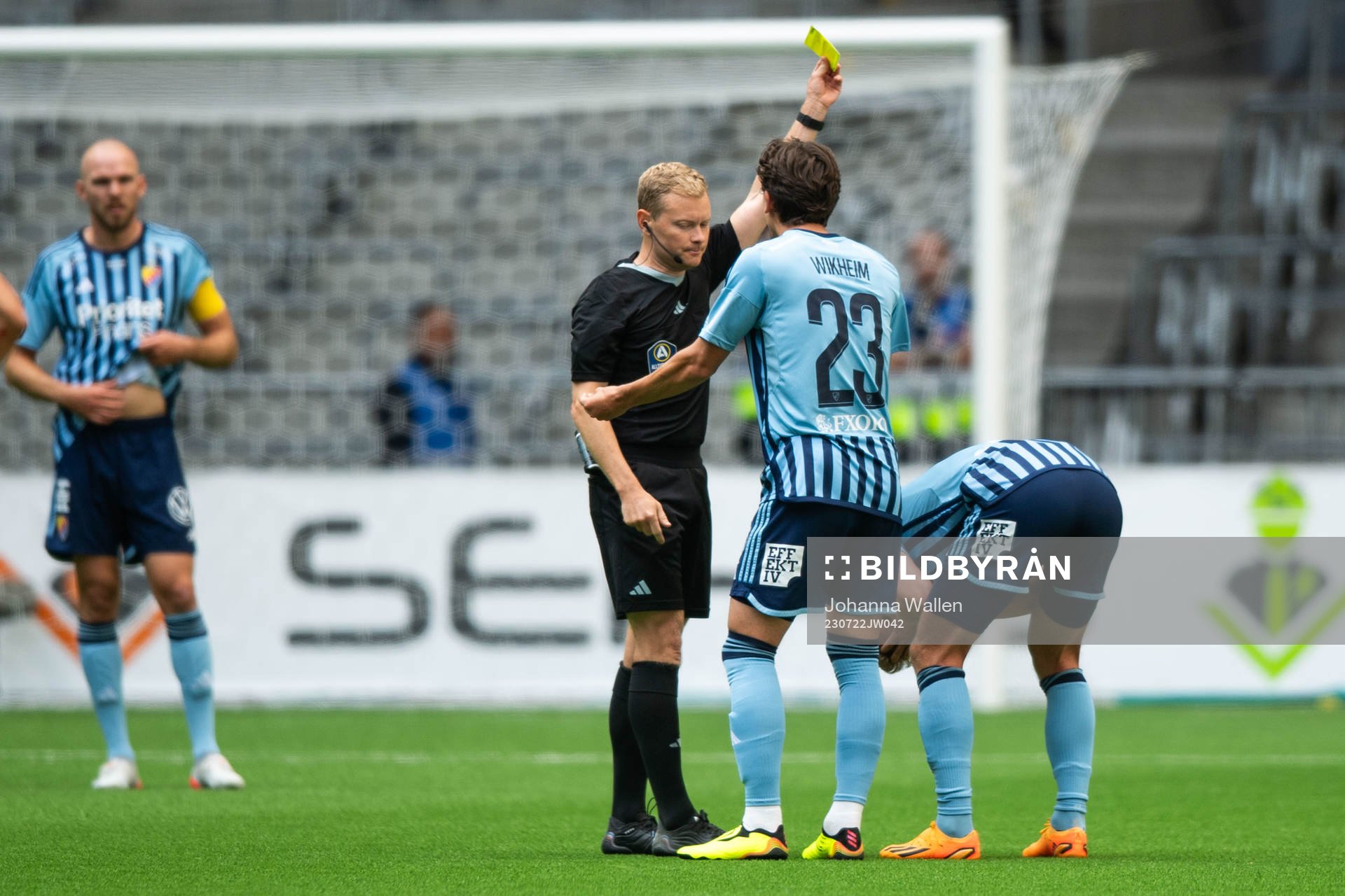 Djurgårdens Rasmus Schuller tilldelas gult kort av Domare