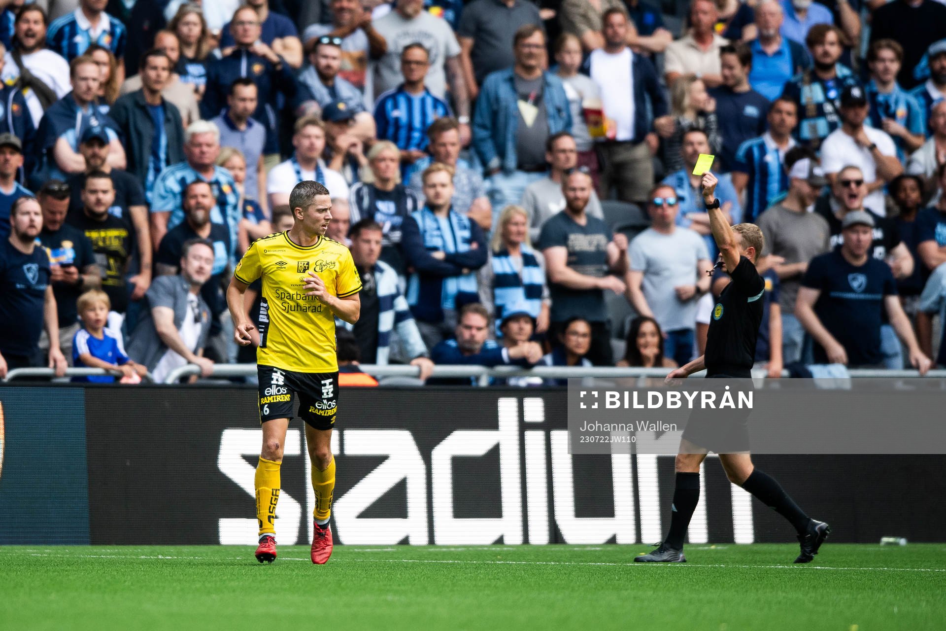 Elfsborgs Andre Ibsen Rømer tilldelas gult kort av Domare