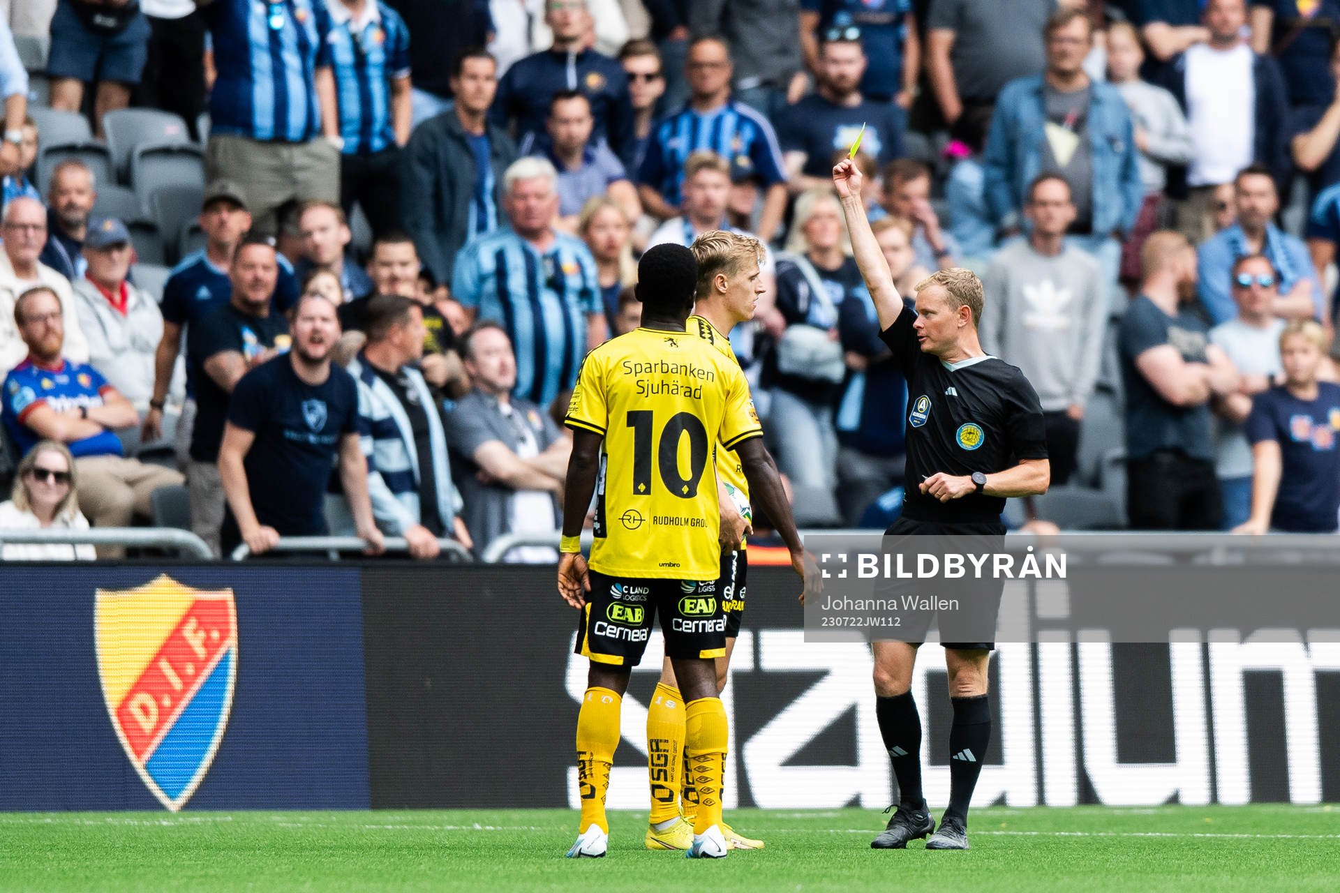 Elfsborgs Jeppe Møldrup Okkels tilldelas gult kort av