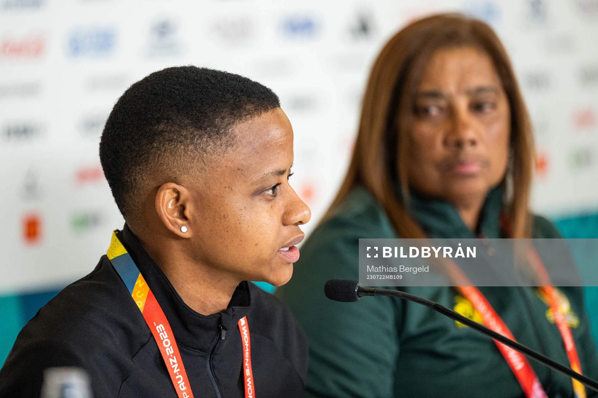 Refiloe Jane and head coach Desiree Ellis of the South
