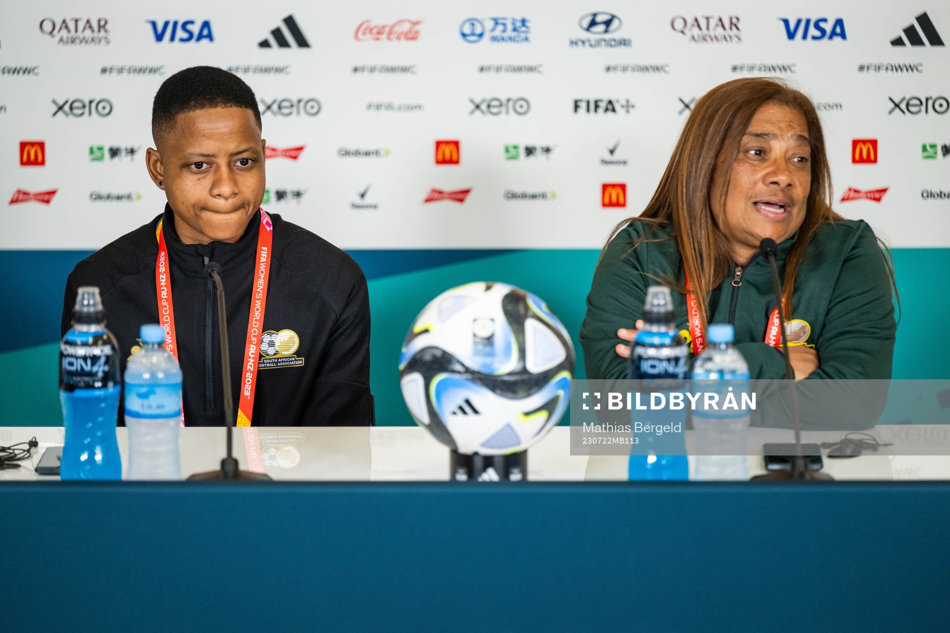 Refiloe Jane and head coach Desiree Ellis of the South