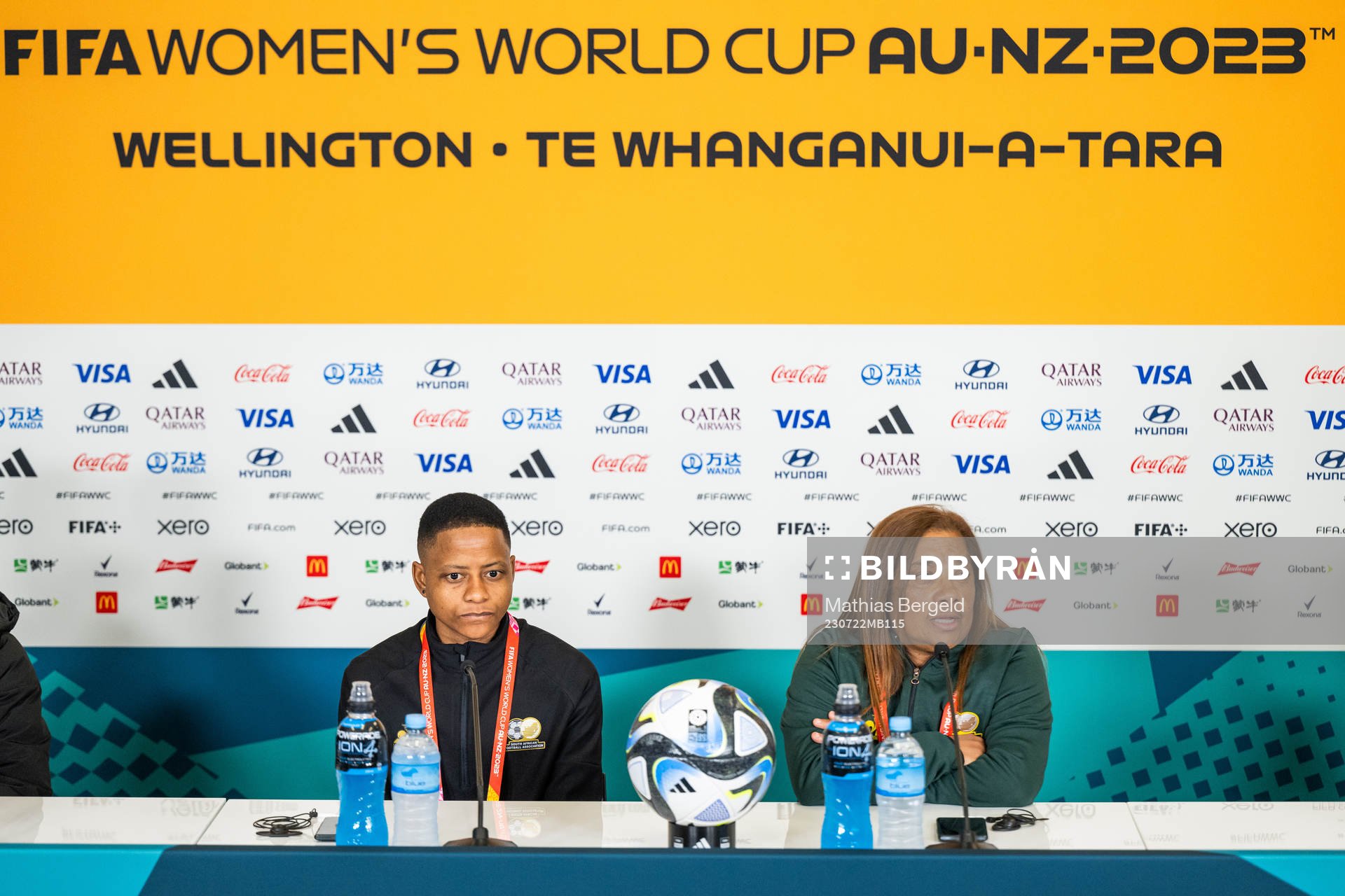 Refiloe Jane and head coach Desiree Ellis of the South