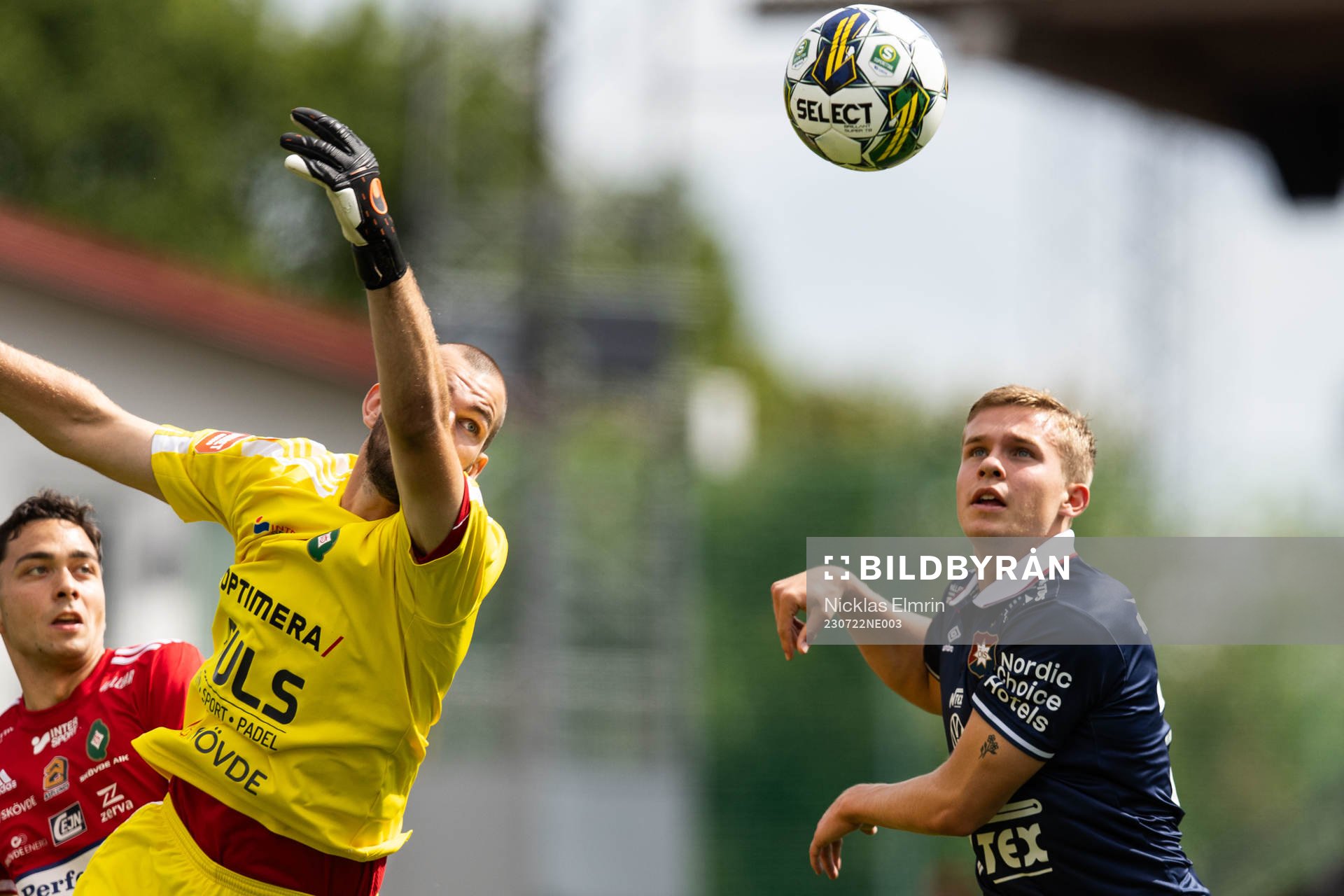 Skövde AIKs målvakt Markus Fröjd och Örgrytes Isak