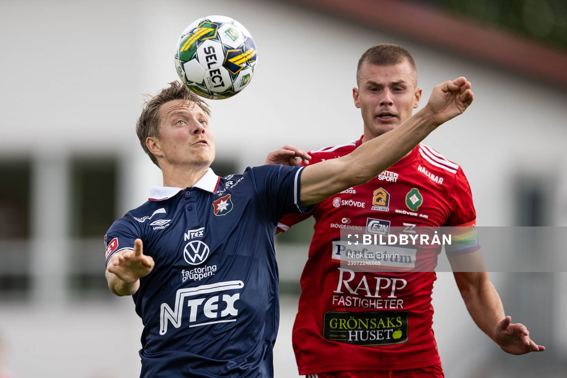 Örgrytes Viktor Lundberg och Skövde AIKs Filip Schyberg under fotbollsmatchen i Superettan mellan Skövde AIK och Örgryte den 22 juli 2023 i Skövde.