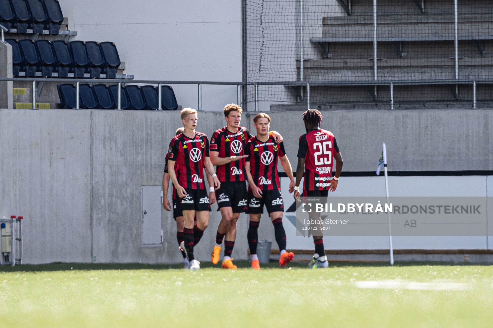 Östersunds Malcolm Stolt jublar med lagkamrater