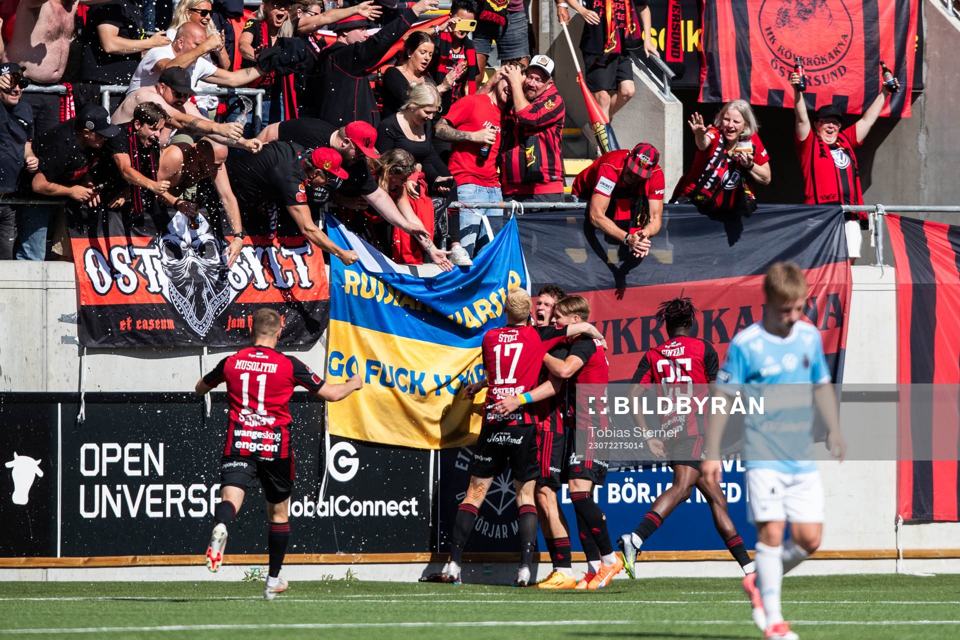 Östersunds Myroslav Mazur jublar med lagkamrater