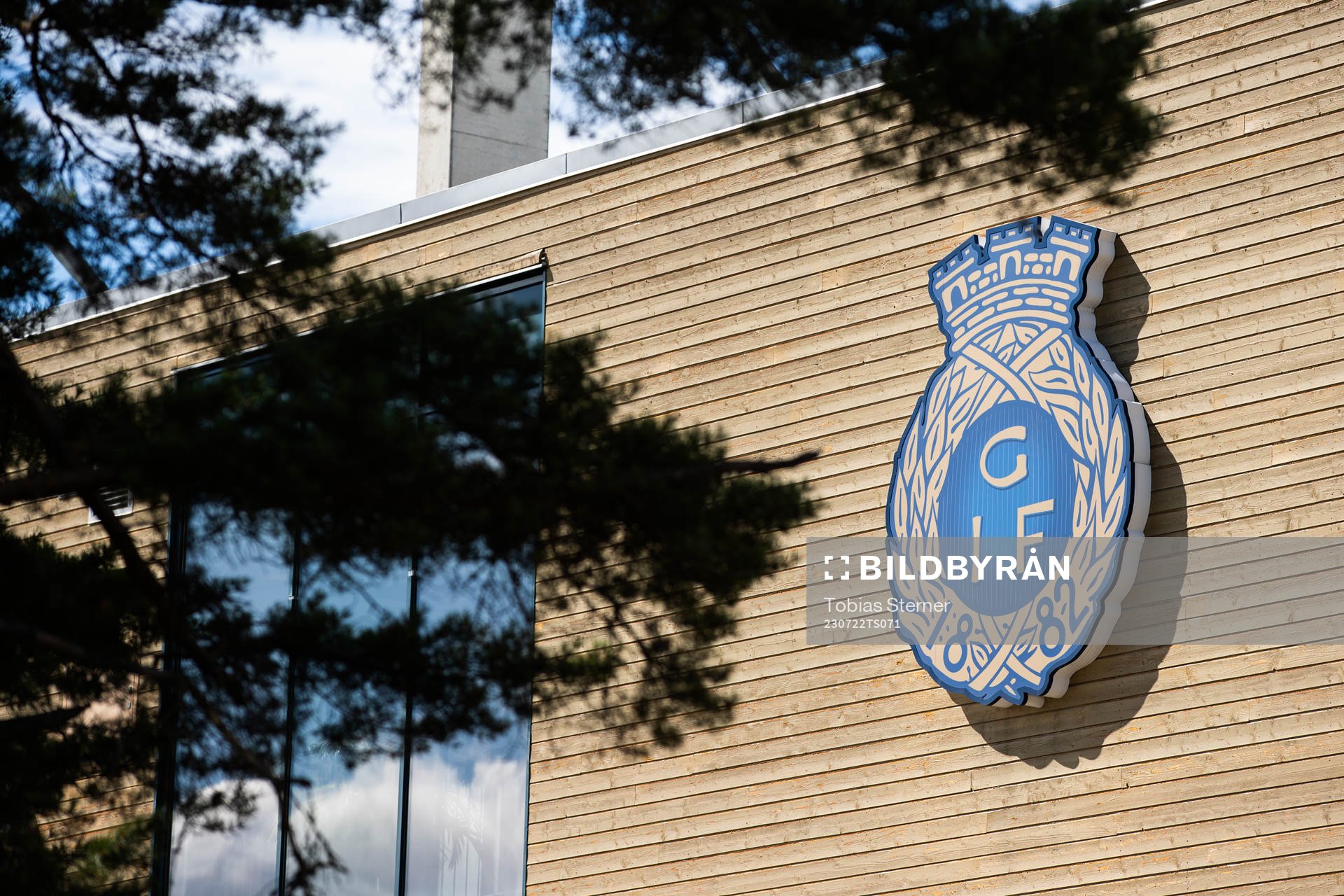 Gefles klubbmärke på Gavlevallens fasad
