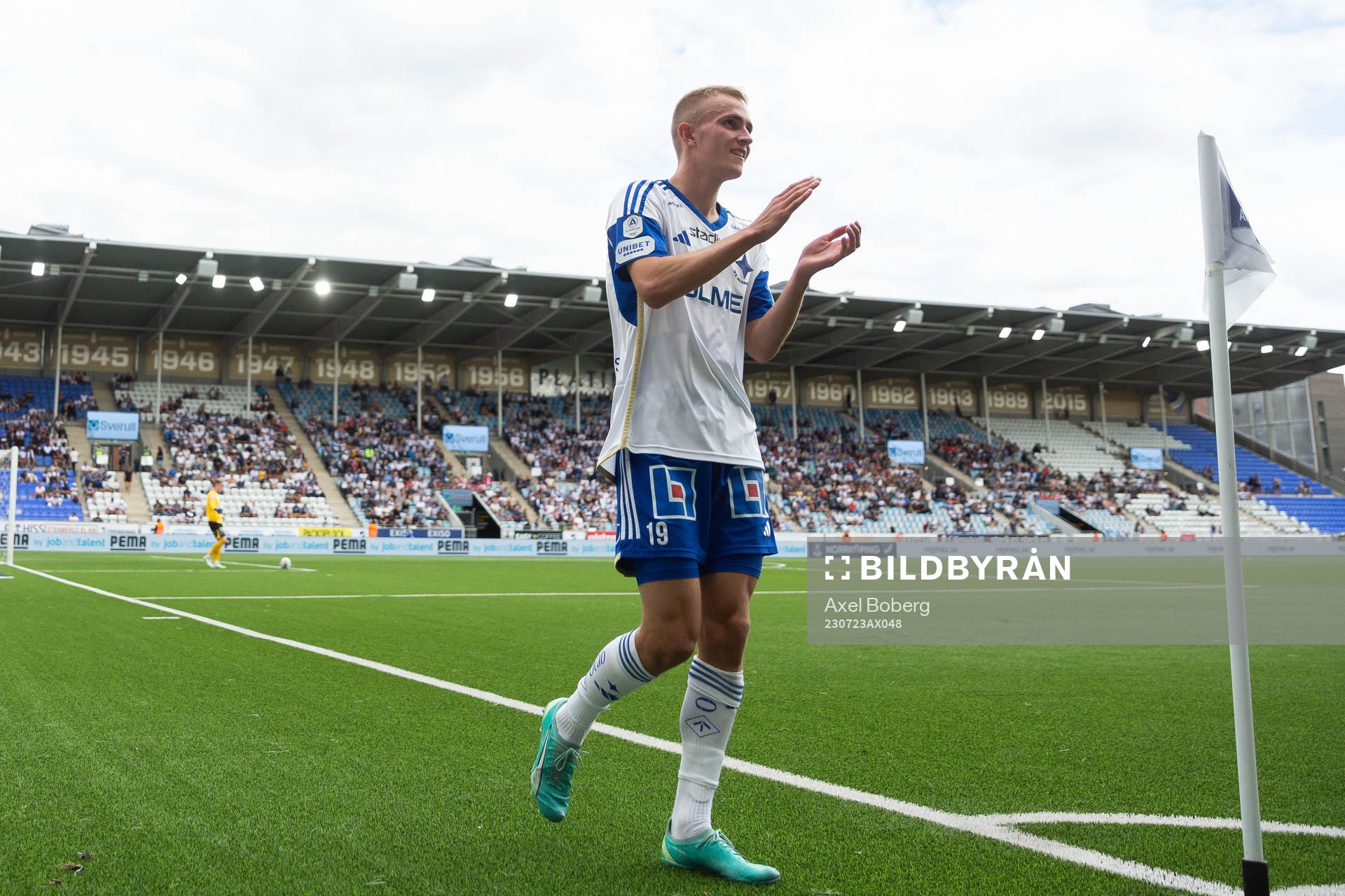 IFK Norrköpings Victor Stange Lind lämnar planen