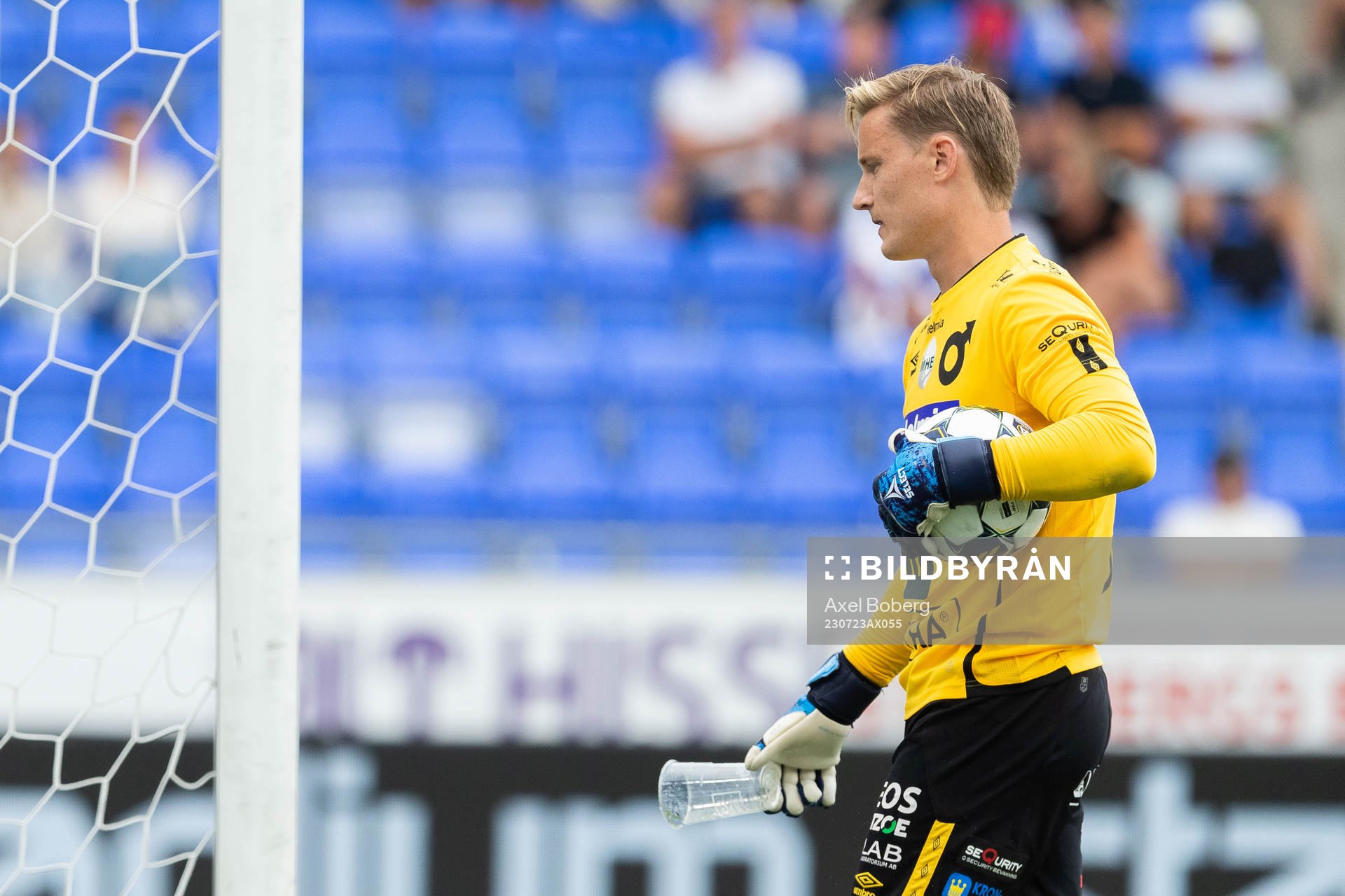 Degerfors målvakt Sondre Lovseth Rossbach slänger iväg