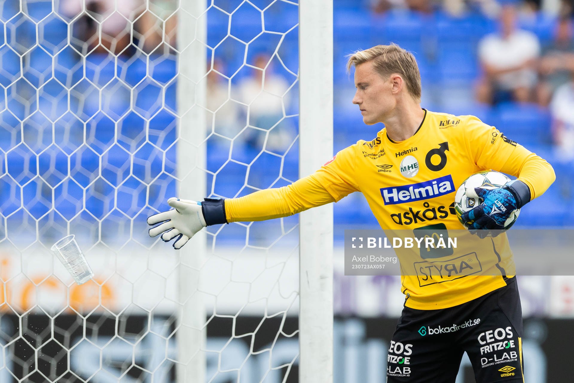Degerfors målvakt Sondre Lovseth Rossbach slänger iväg